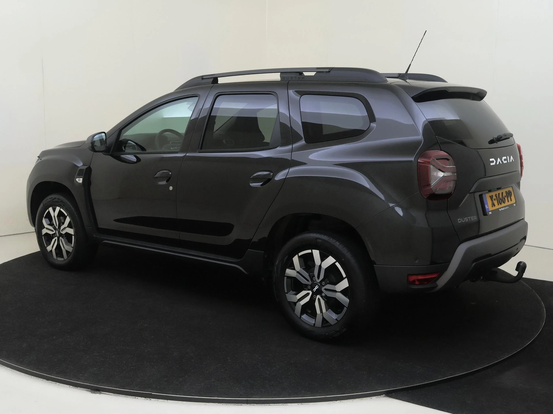 Dacia Duster met kenteken X-166-PP – autofoto 4