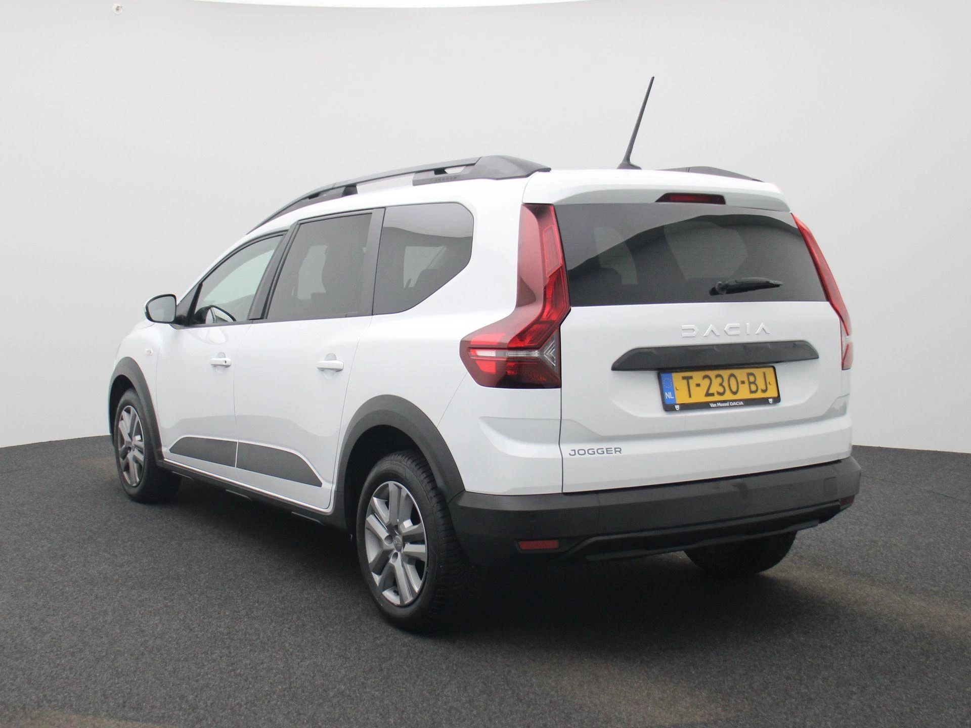 Dacia Jogger met kenteken T-230-BJ – autofoto 3