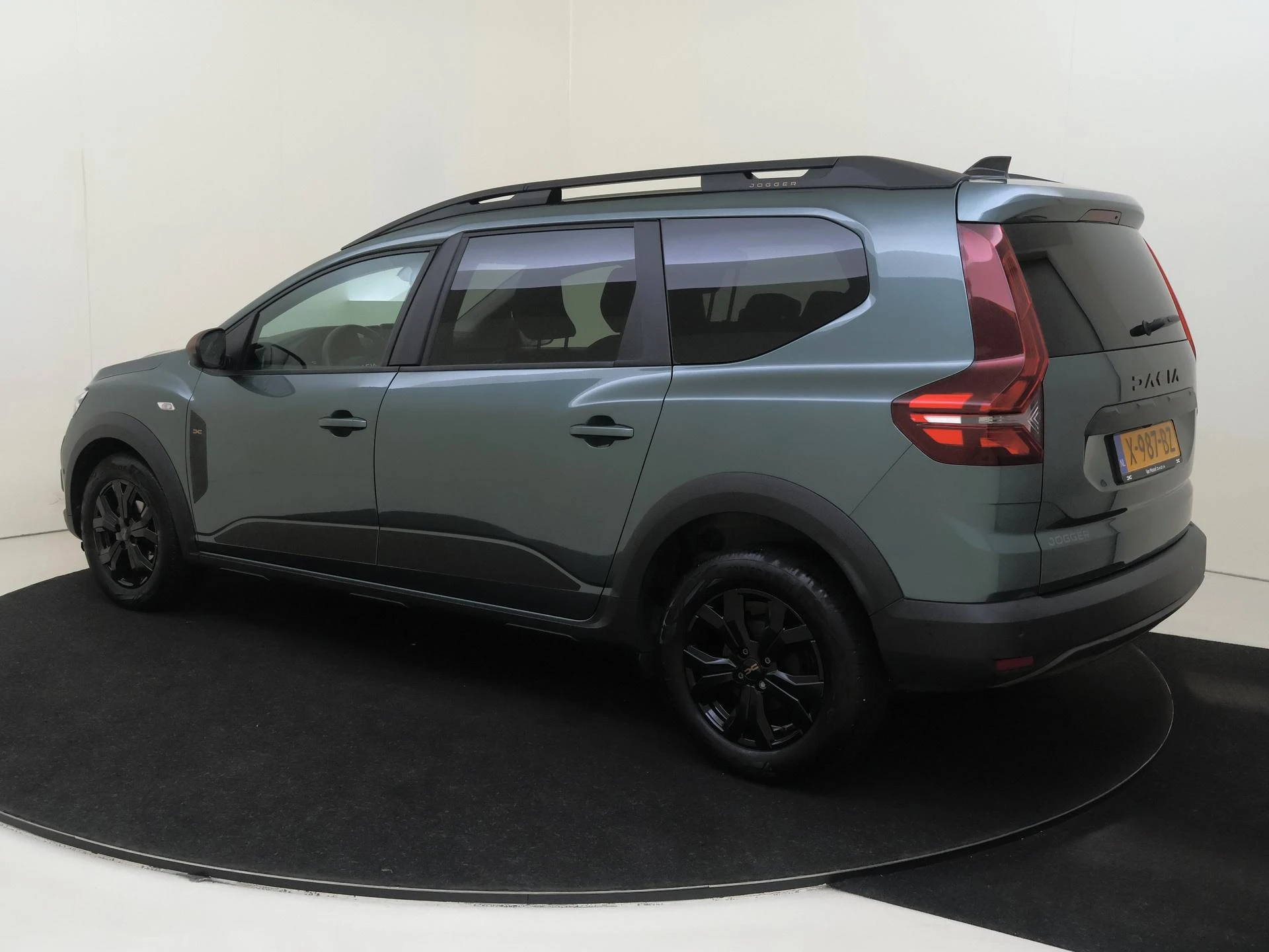 Dacia Jogger met kenteken X-987-BZ – autofoto 4