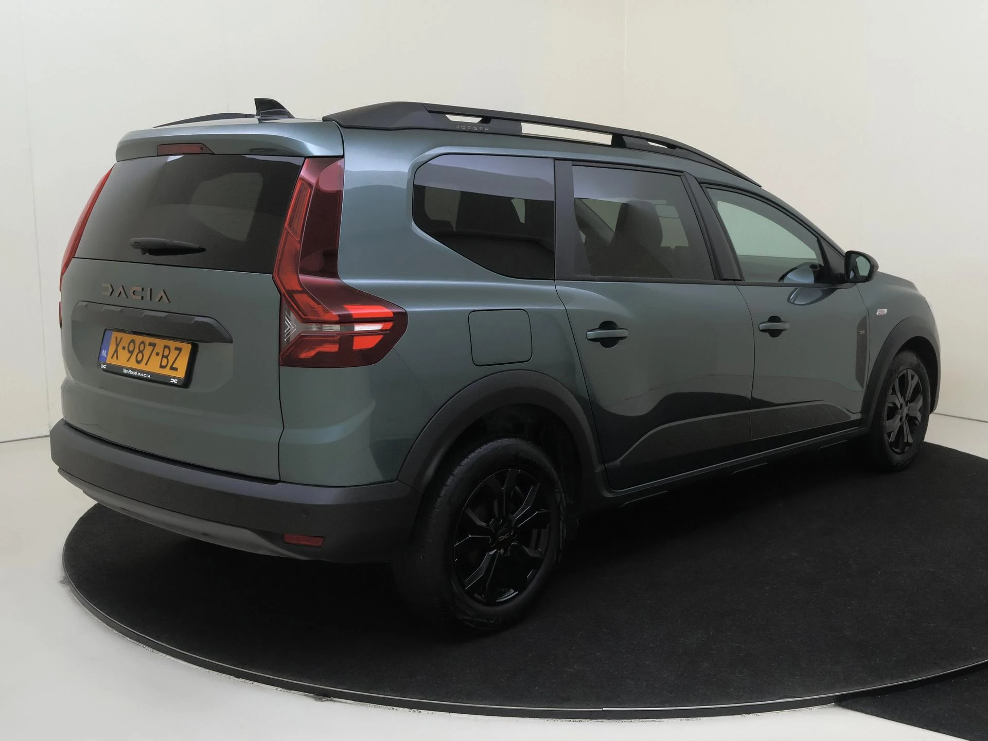 Dacia Jogger met kenteken X-987-BZ – autofoto 5