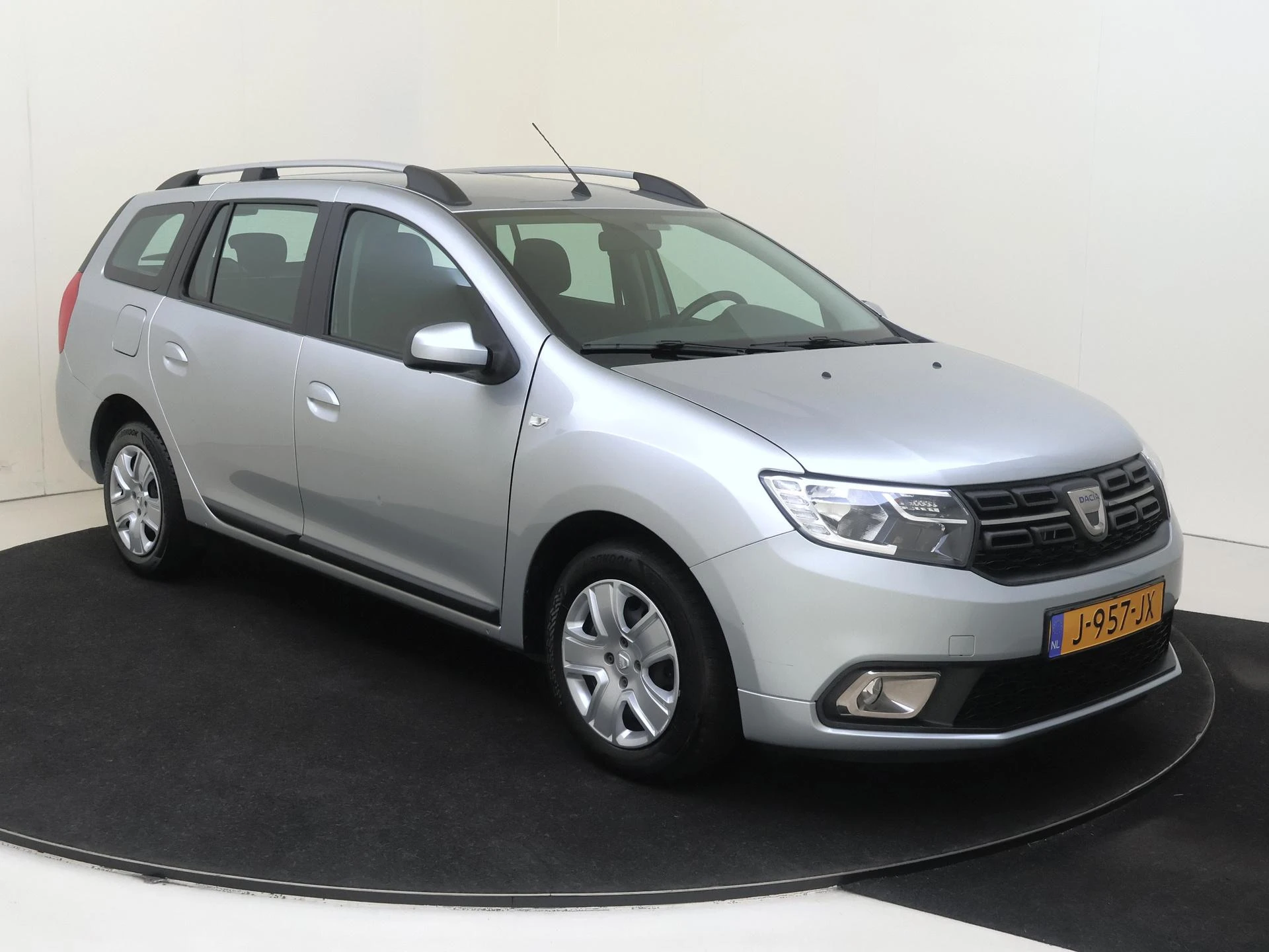 Dacia Logan met kenteken 64100 – autofoto 3