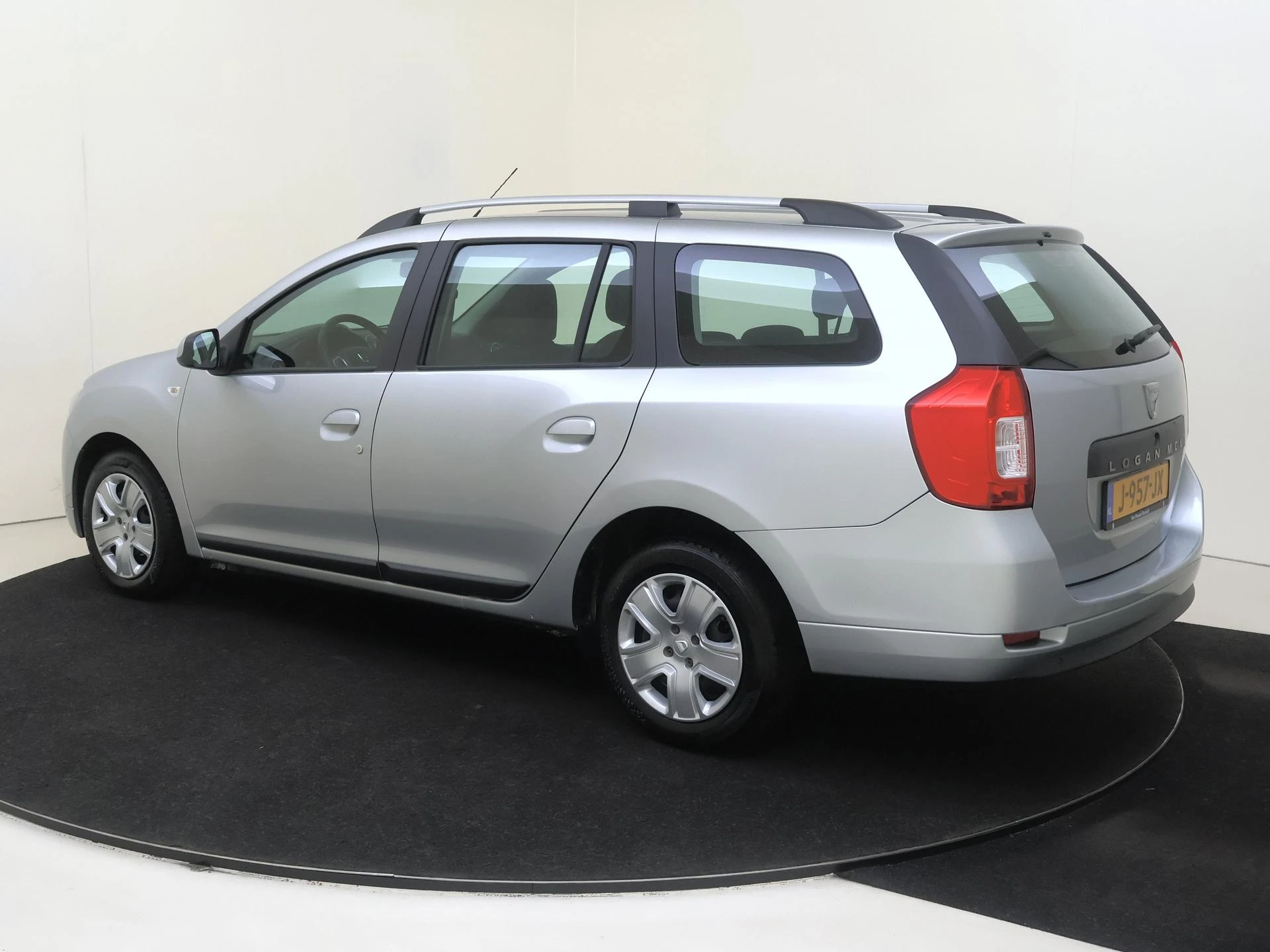 Dacia Logan met kenteken 64100 – autofoto 4