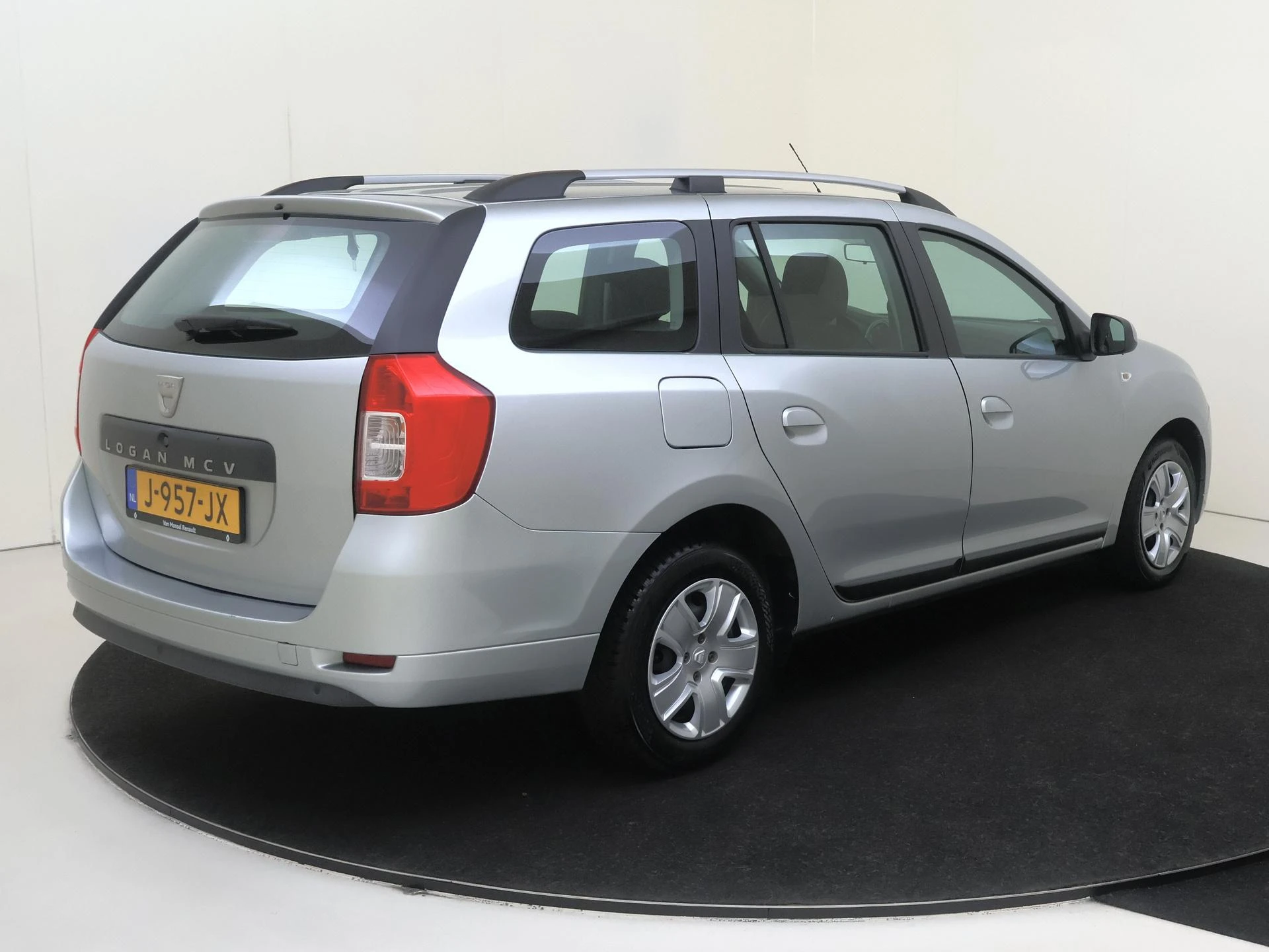 Dacia Logan met kenteken 64100 – autofoto 5