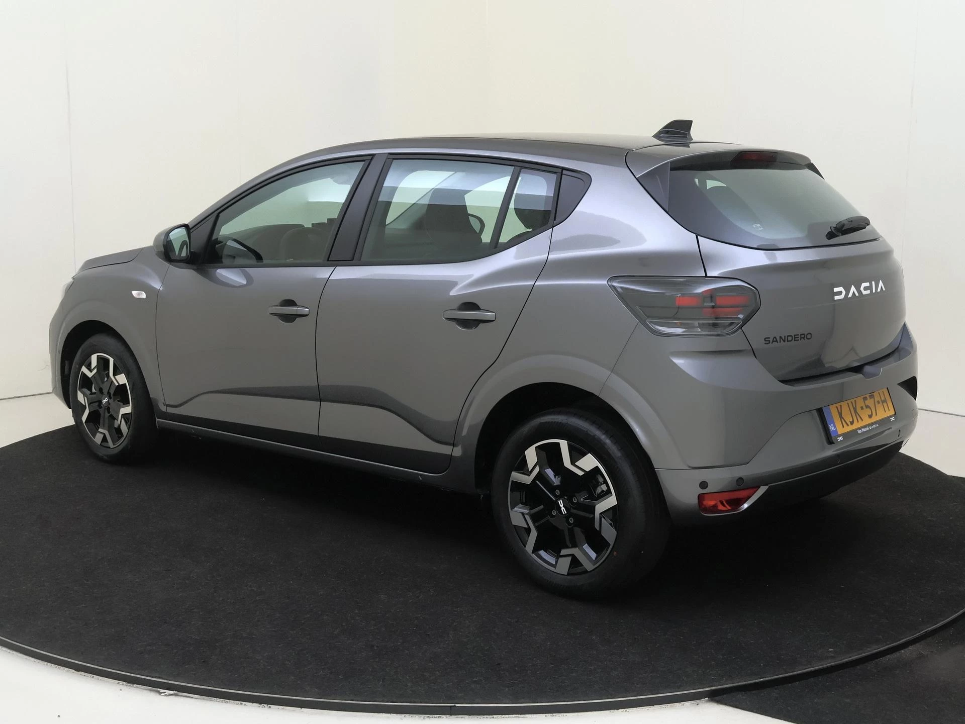 Dacia Sandero met kenteken KJK-57-H – autofoto 4