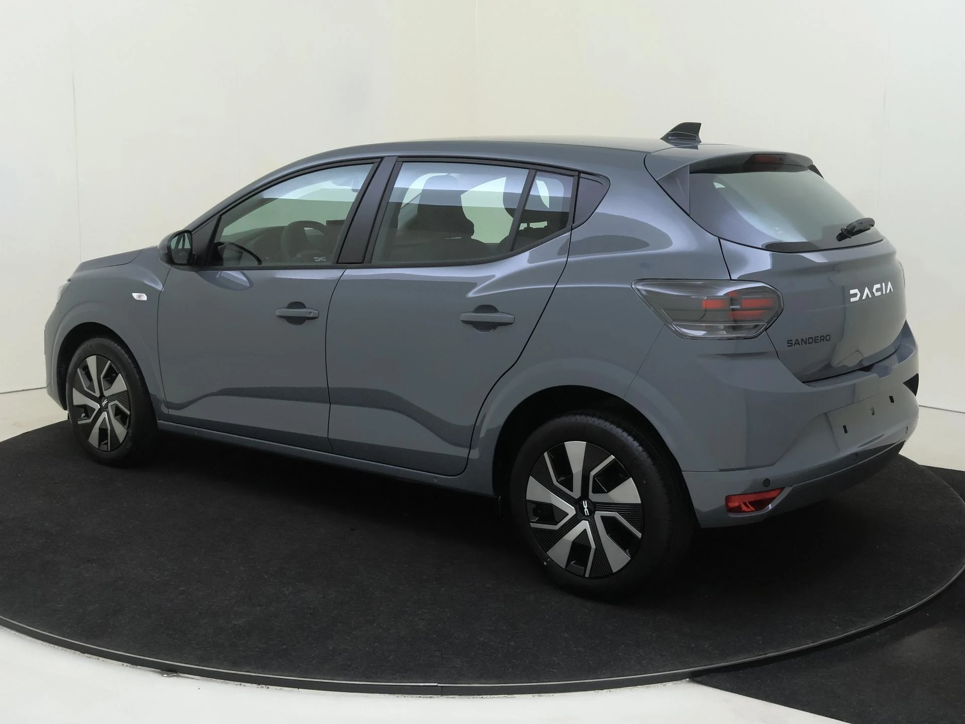 Dacia Sandero met kenteken KTH-38-F – autofoto 4
