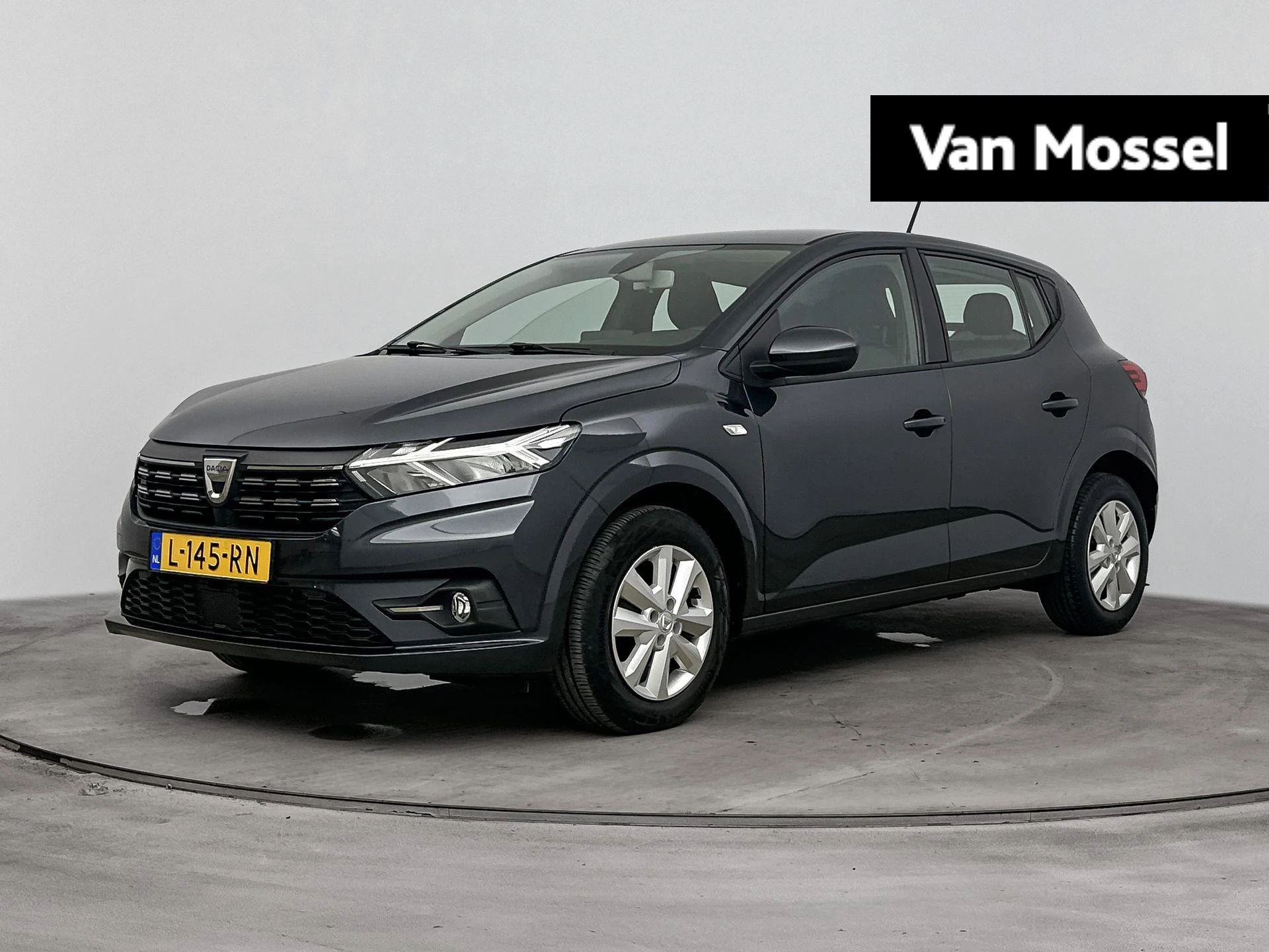 Dacia Sandero met kenteken L-145-RN – autofoto 2