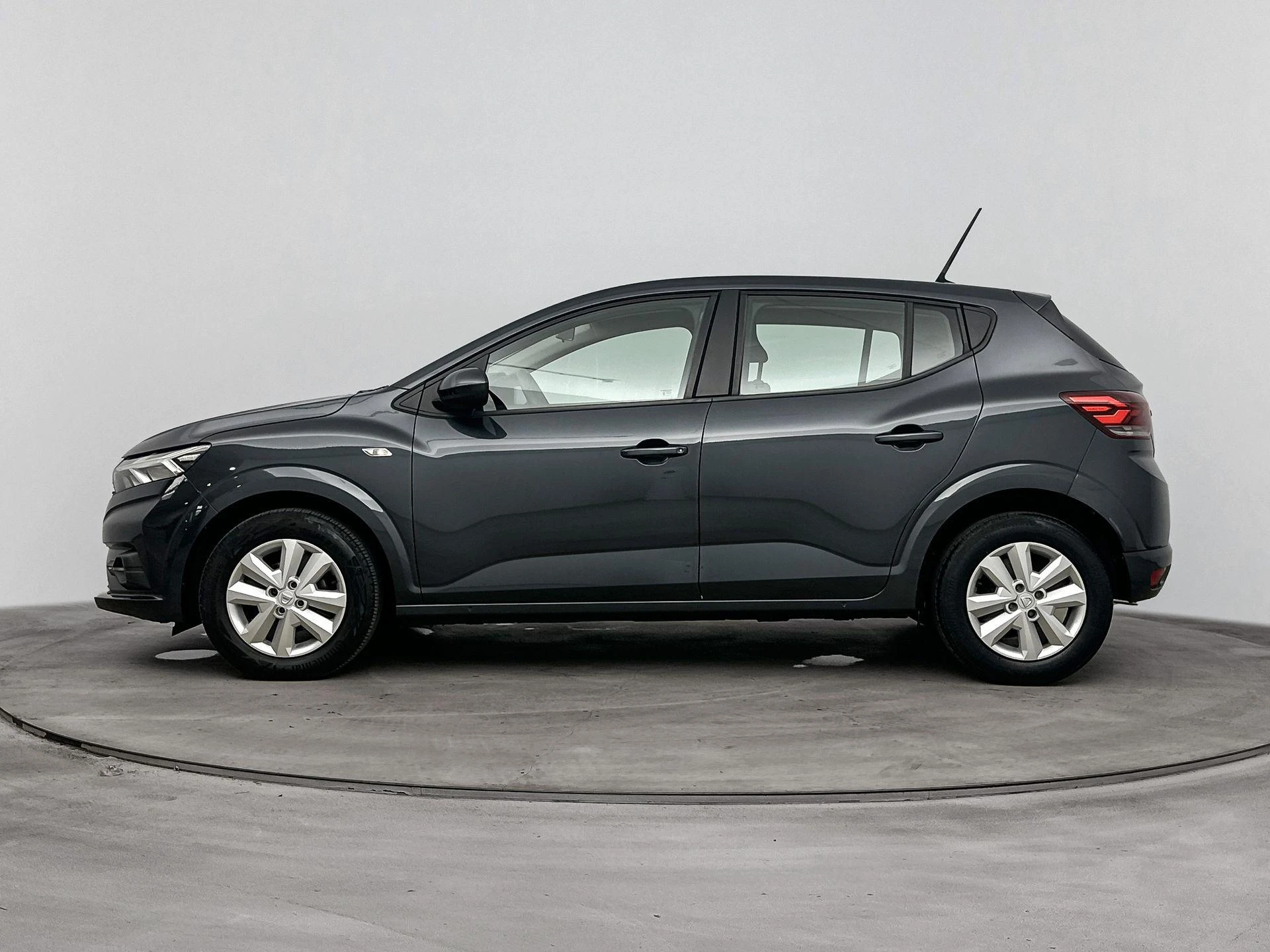 Dacia Sandero met kenteken L-145-RN – autofoto 4