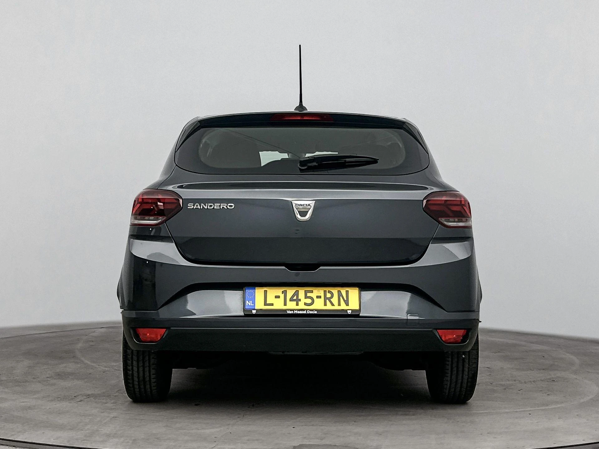 Dacia Sandero met kenteken L-145-RN – autofoto 5