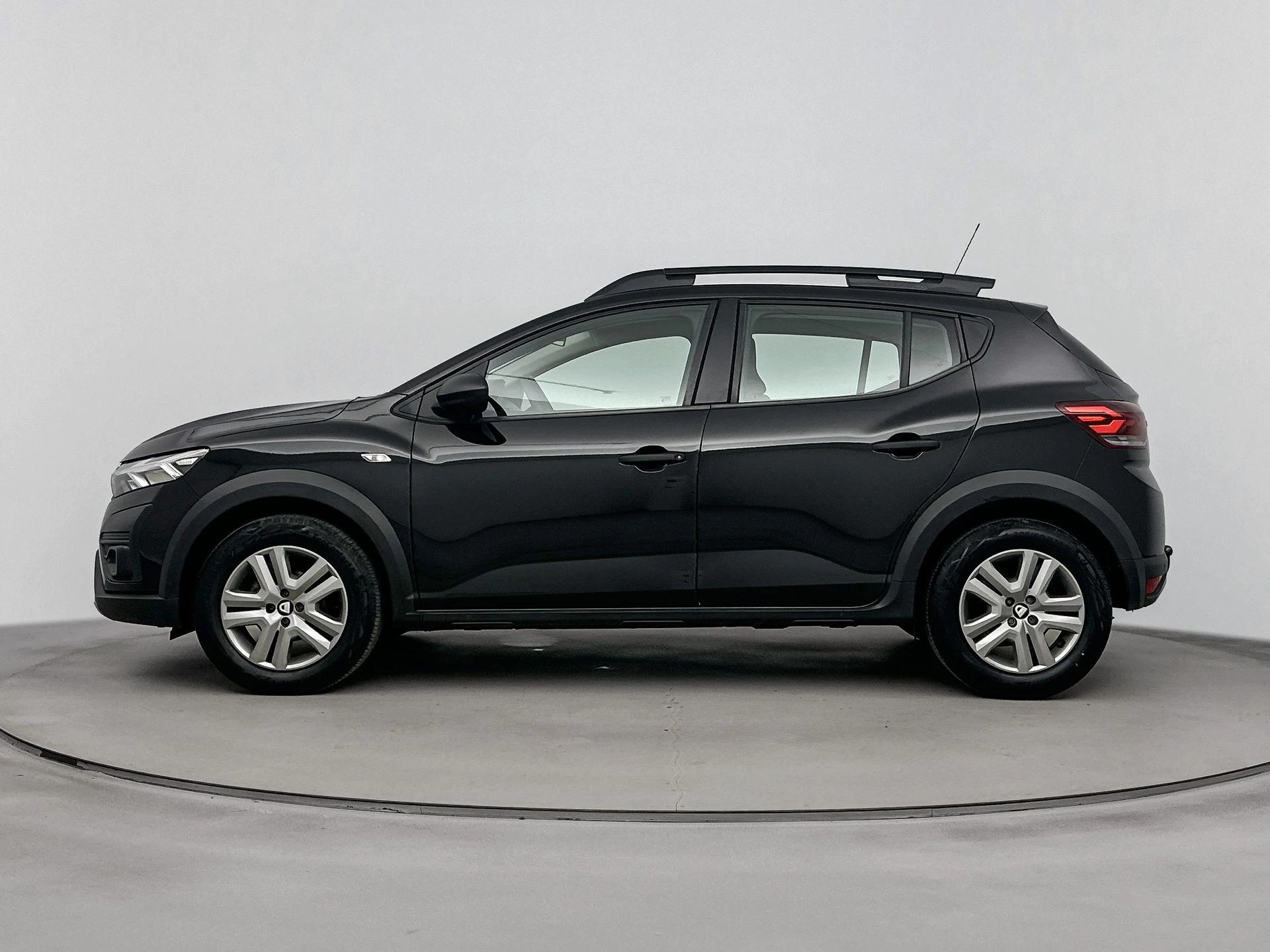 Dacia Sandero met kenteken P-465-BT – autofoto 4