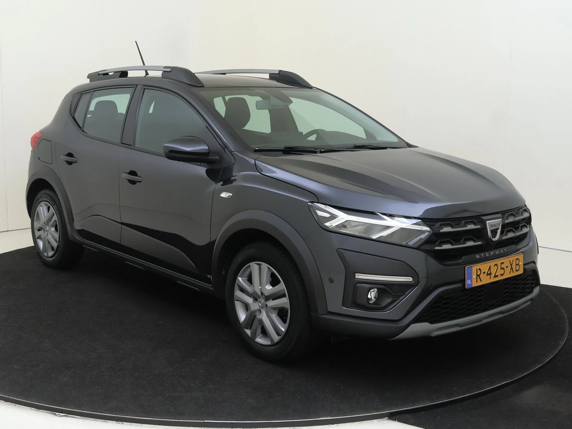 Dacia Sandero met kenteken R-425-XB – autofoto 3
