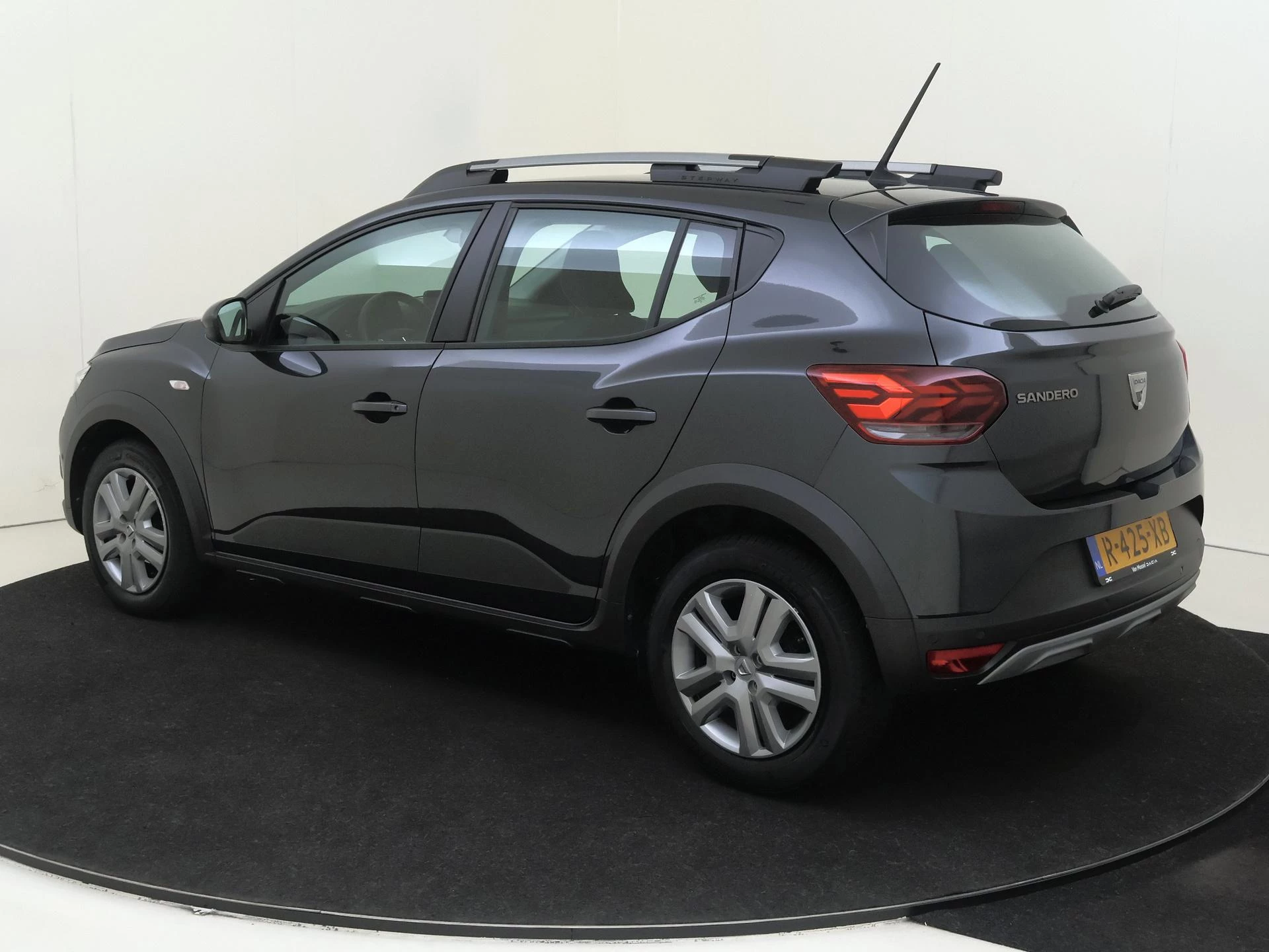 Dacia Sandero met kenteken R-425-XB – autofoto 4