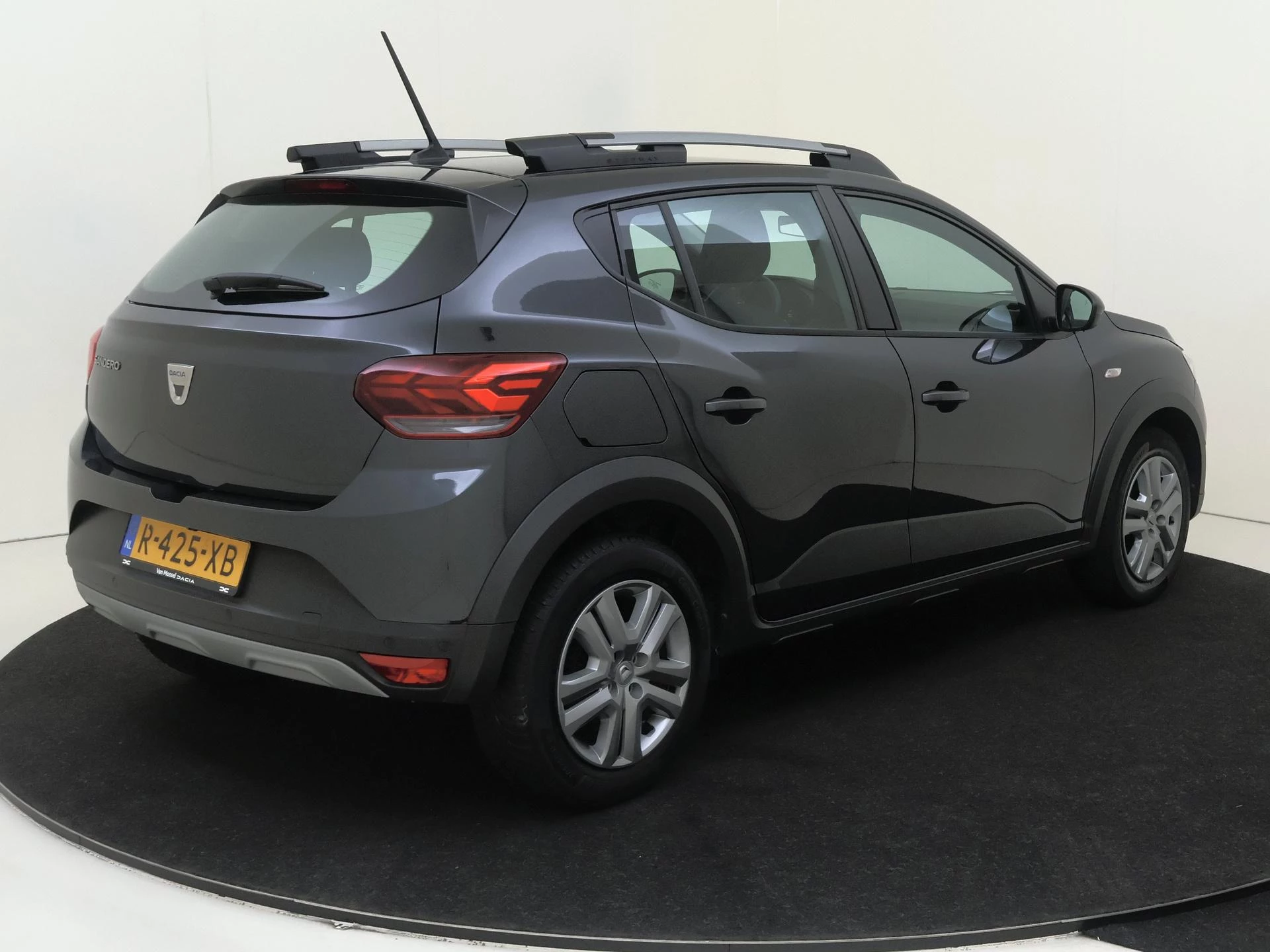 Dacia Sandero met kenteken R-425-XB – autofoto 5