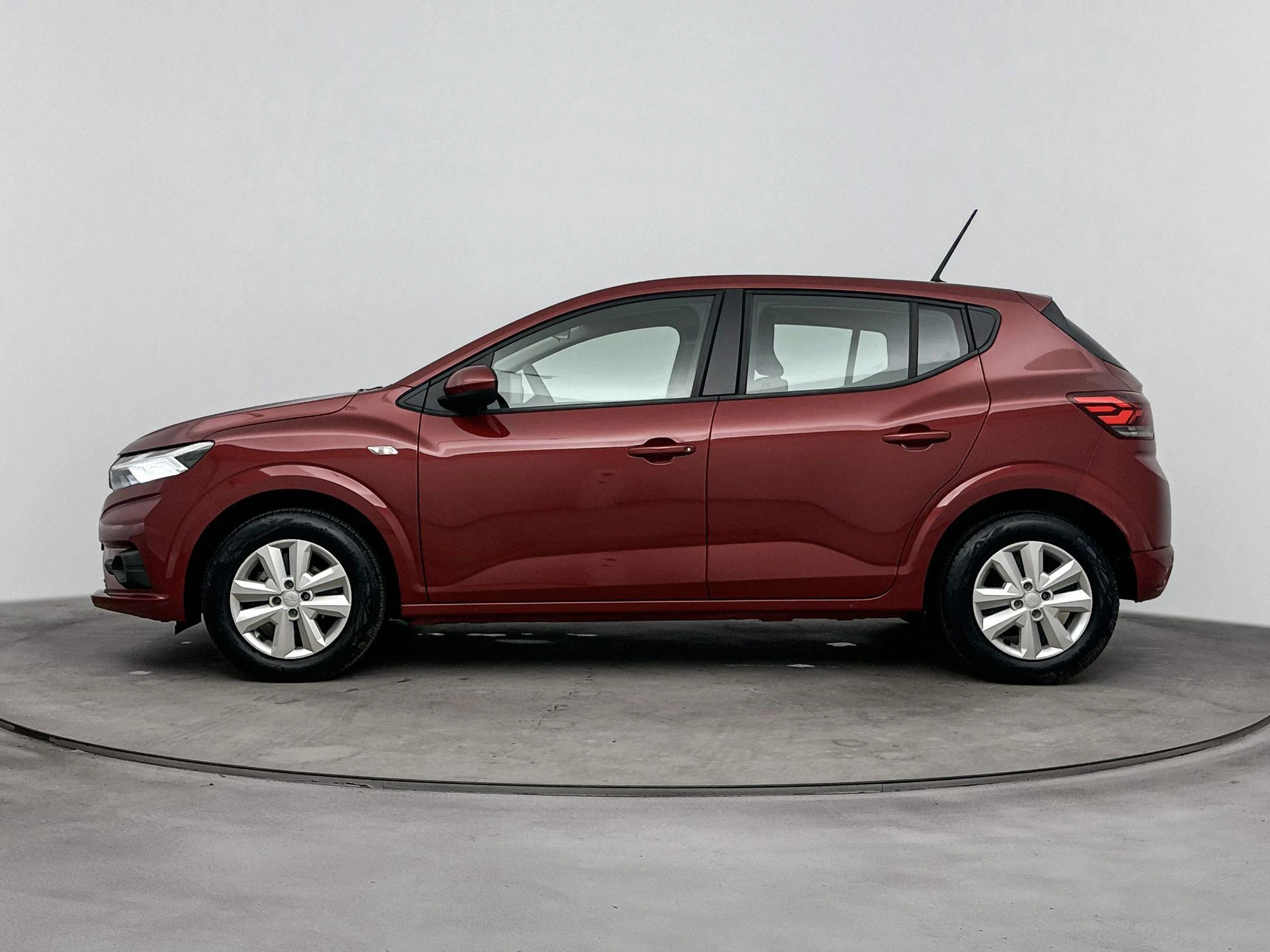 Dacia Sandero met kenteken T-465-FV – autofoto 4