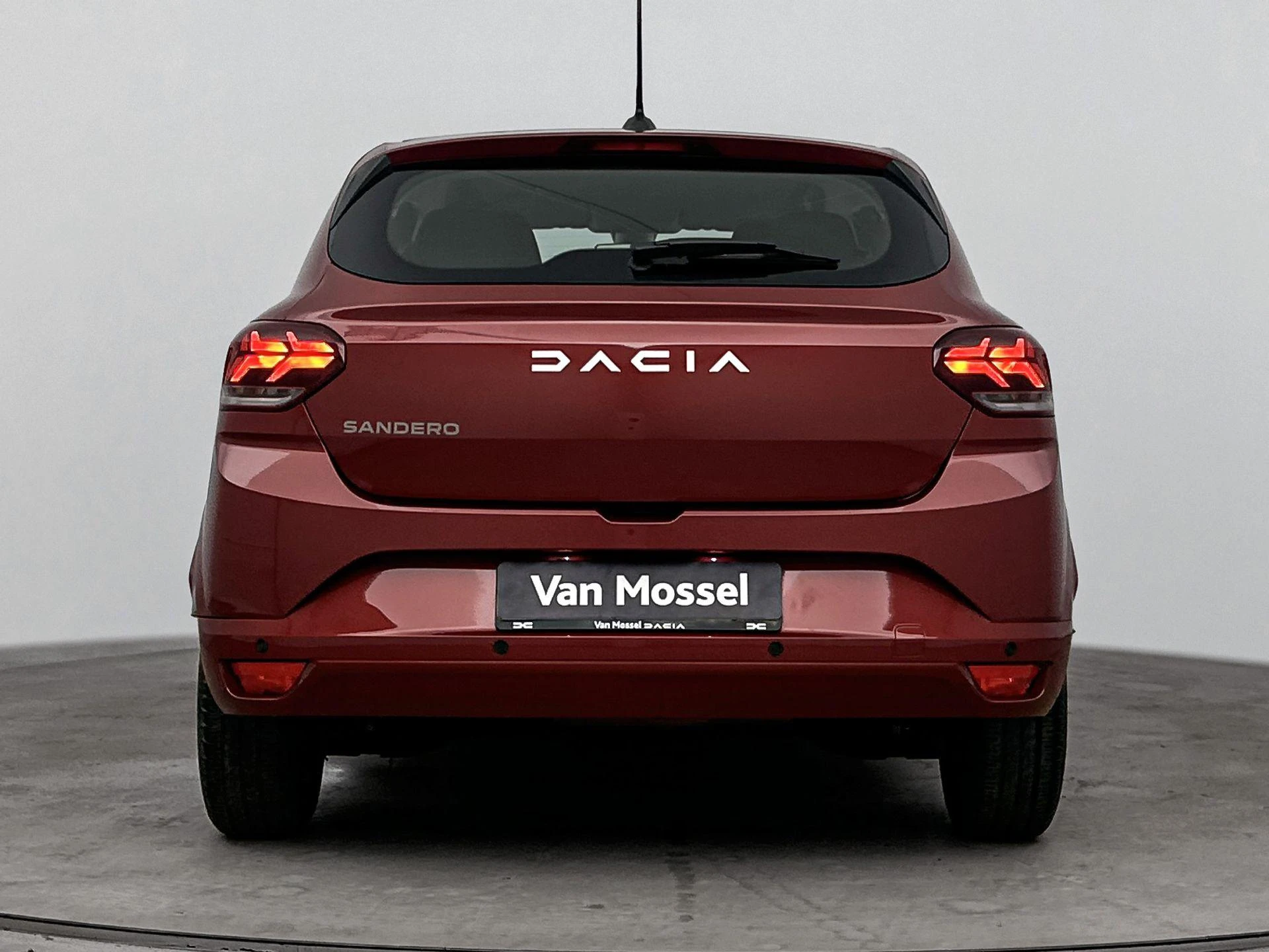 Dacia Sandero met kenteken T-465-FV – autofoto 5
