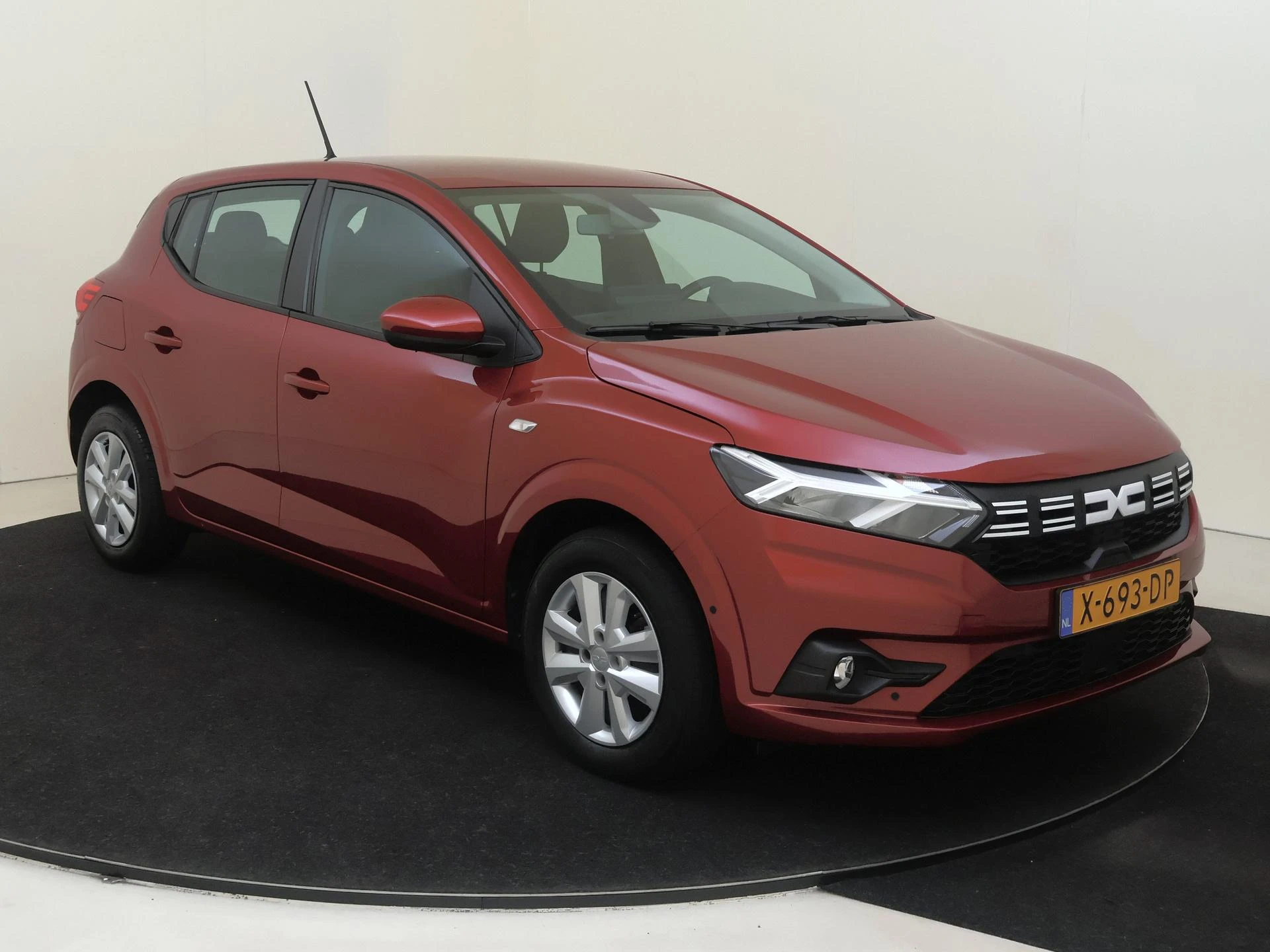 Dacia Sandero met kenteken X-693-DP – autofoto 3