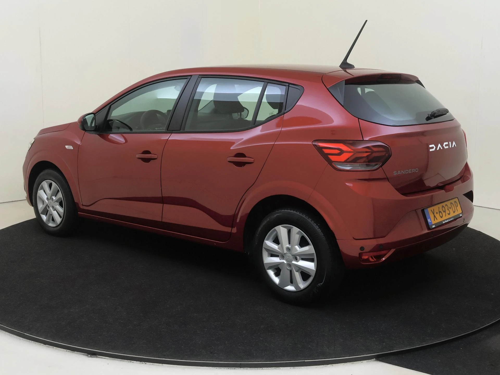 Dacia Sandero met kenteken X-693-DP – autofoto 4