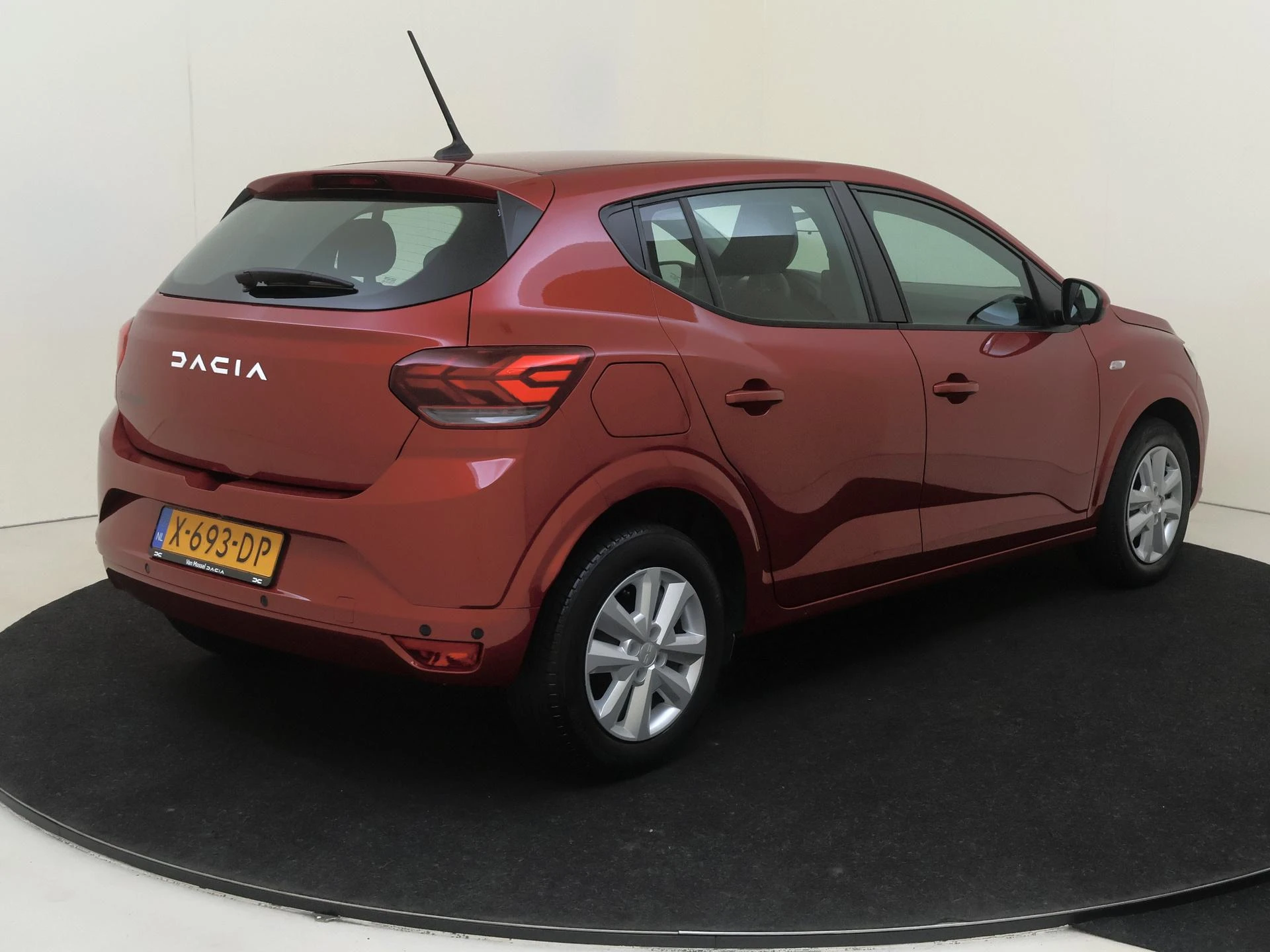 Dacia Sandero met kenteken X-693-DP – autofoto 5