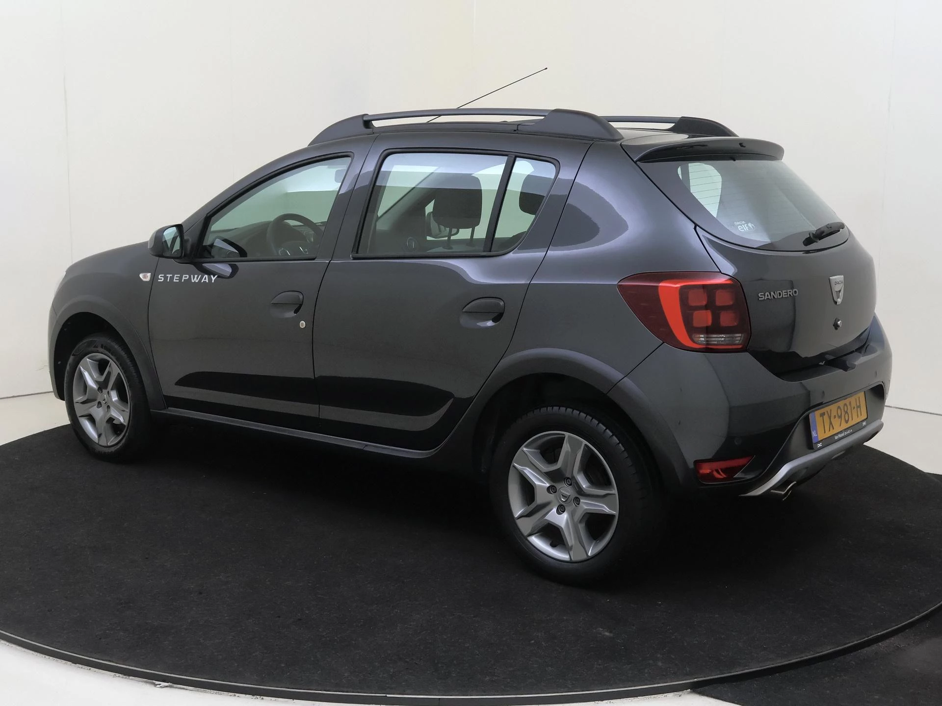 Dacia SanderoStepway met kenteken 58100 – autofoto 4