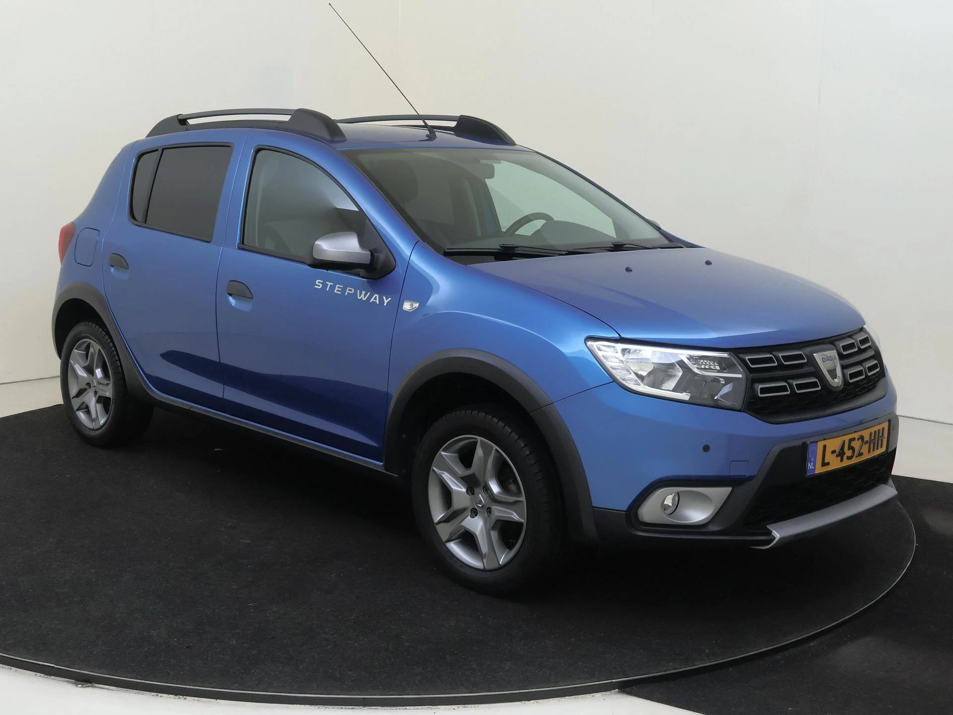 Dacia SanderoStepway met kenteken 65100 – autofoto 3