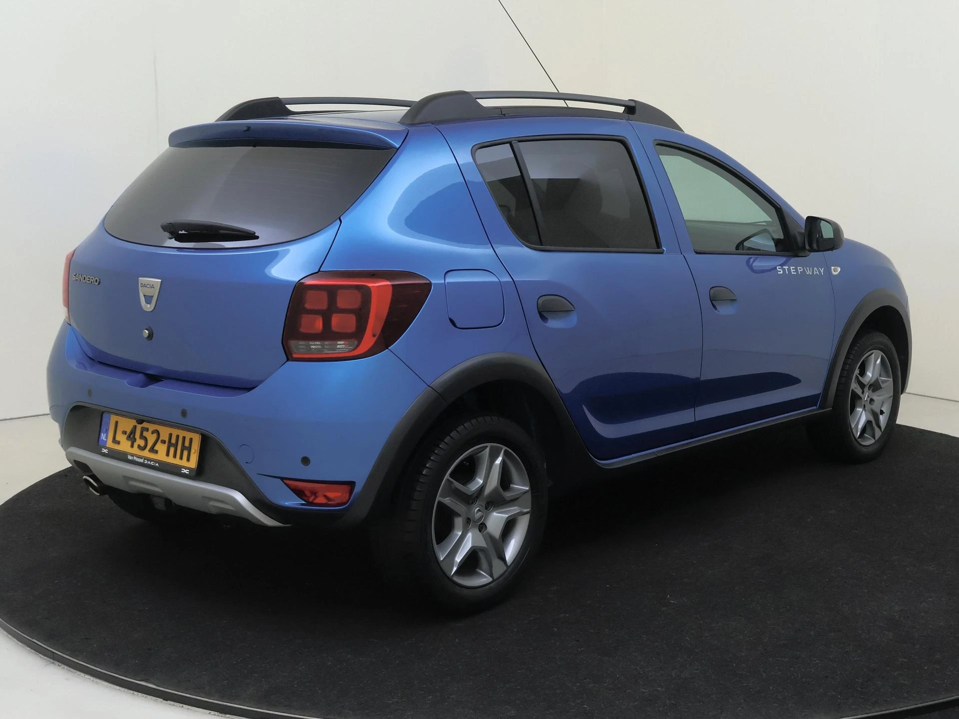 Dacia SanderoStepway met kenteken 65100 – autofoto 5