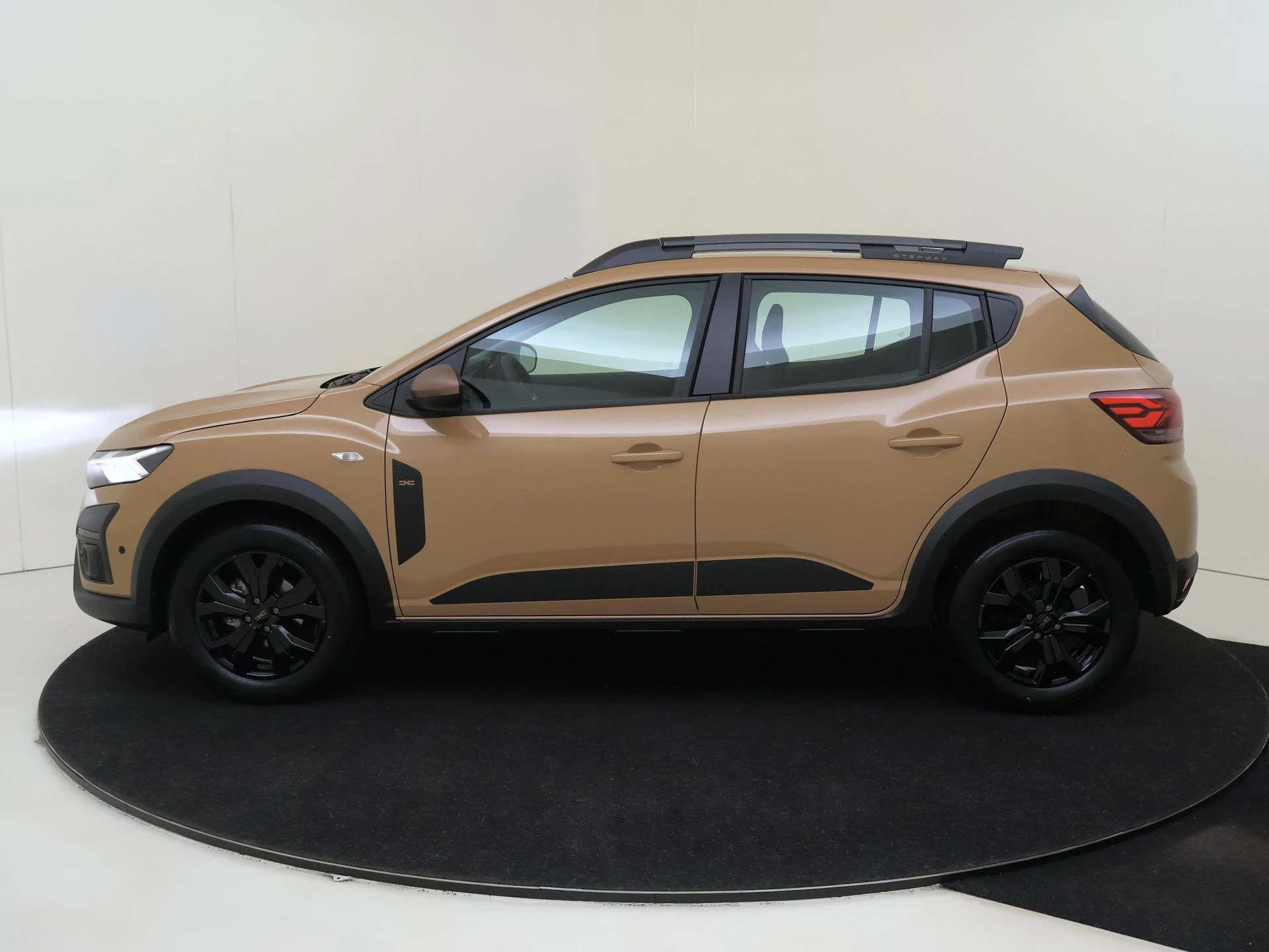 Dacia SanderoStepway met kenteken JBF-08-T – autofoto 3