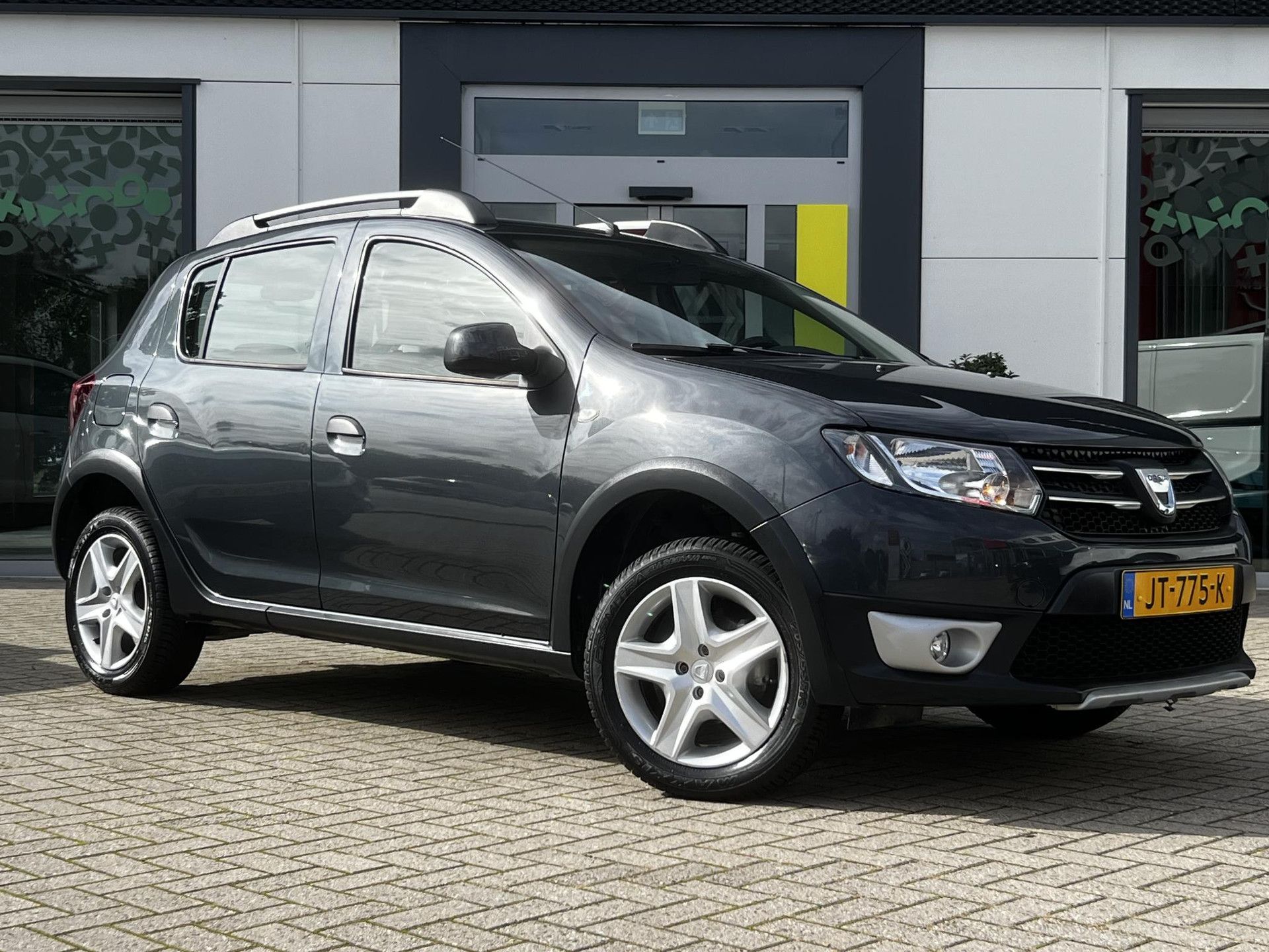 Dacia SanderoStepway met kenteken JT-775-K – autofoto 5
