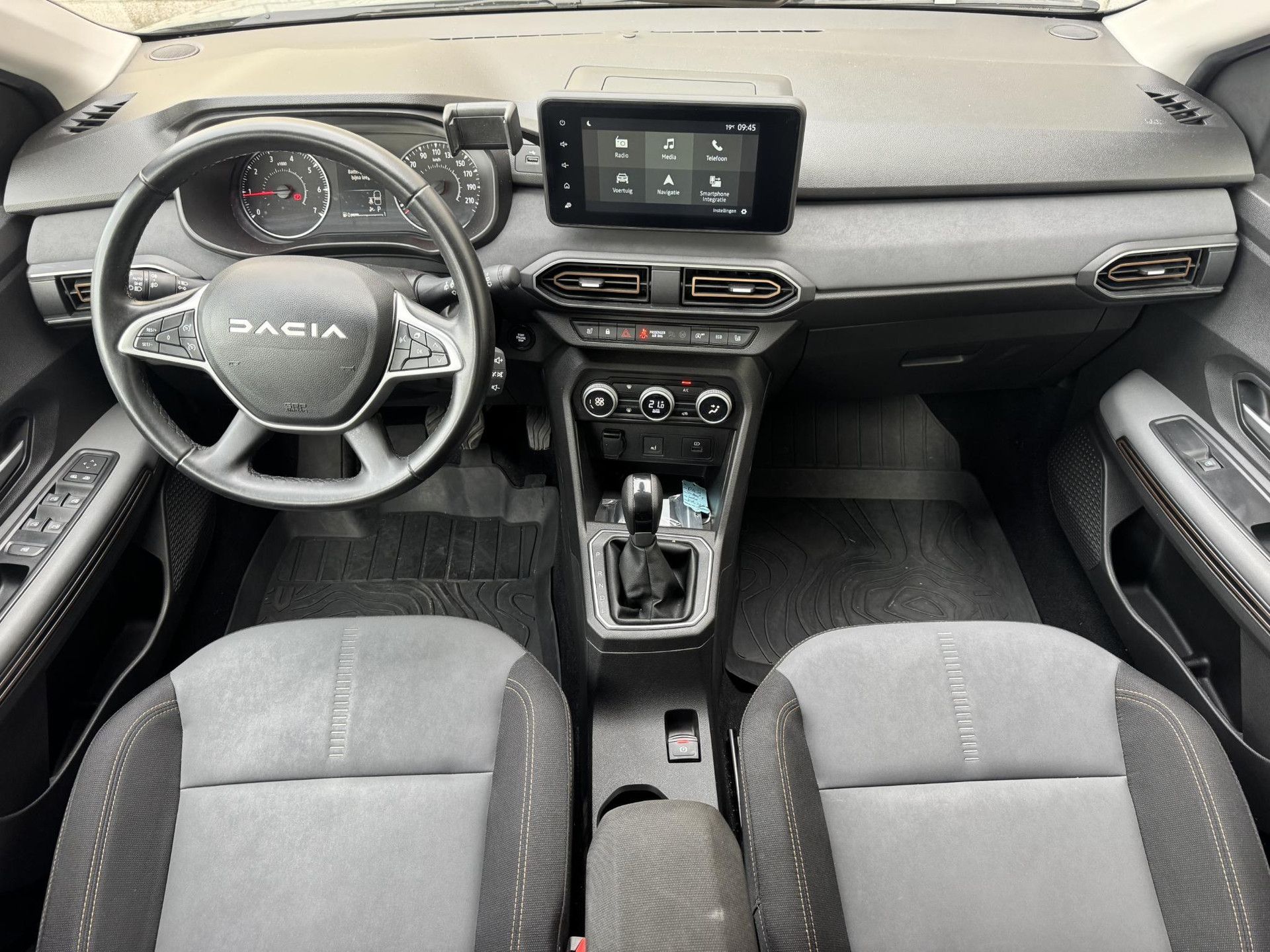 Dacia SanderoStepway met kenteken KVG-37-F – autofoto 3