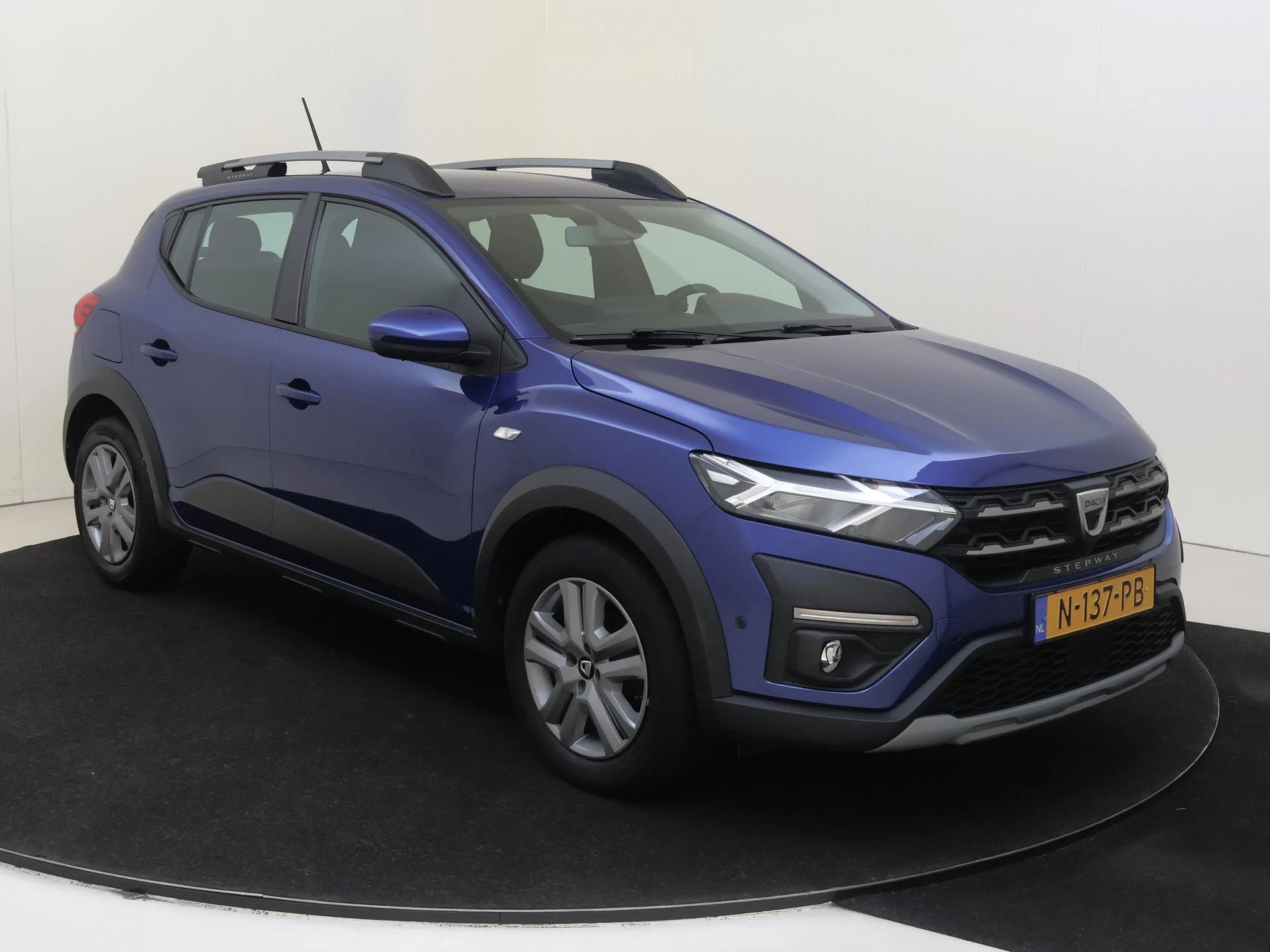 Dacia SanderoStepway met kenteken N-137-PB – autofoto 3