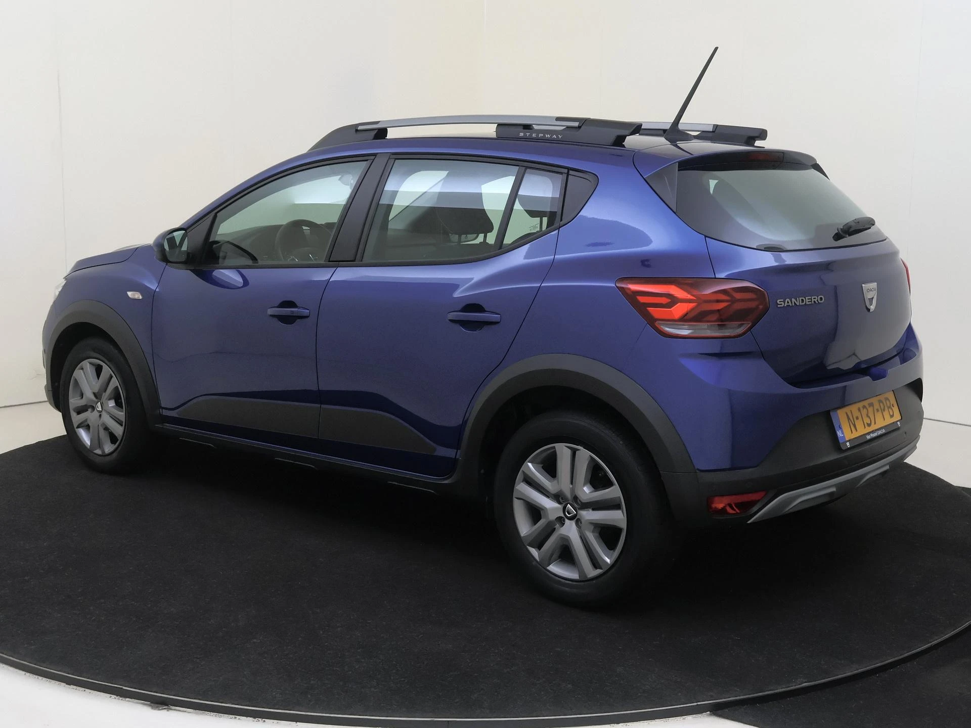 Dacia SanderoStepway met kenteken N-137-PB – autofoto 4