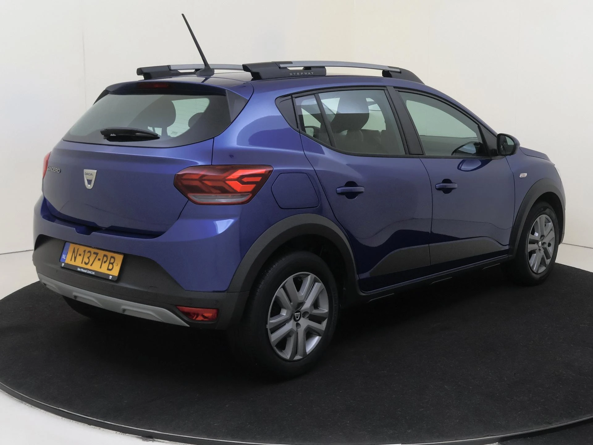 Dacia SanderoStepway met kenteken N-137-PB – autofoto 5