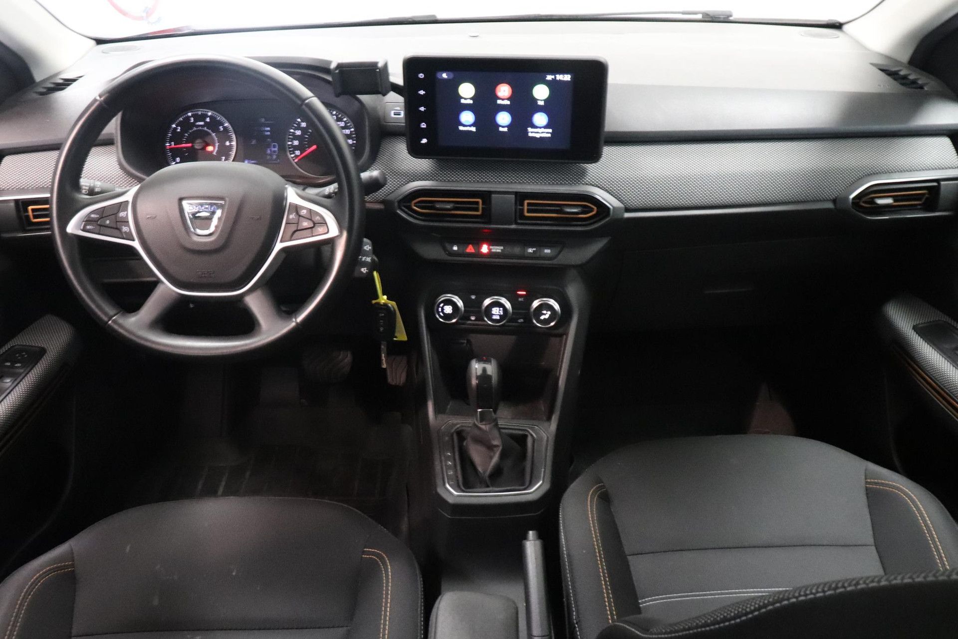Dacia SanderoStepway met kenteken N-275-RH – autofoto 3