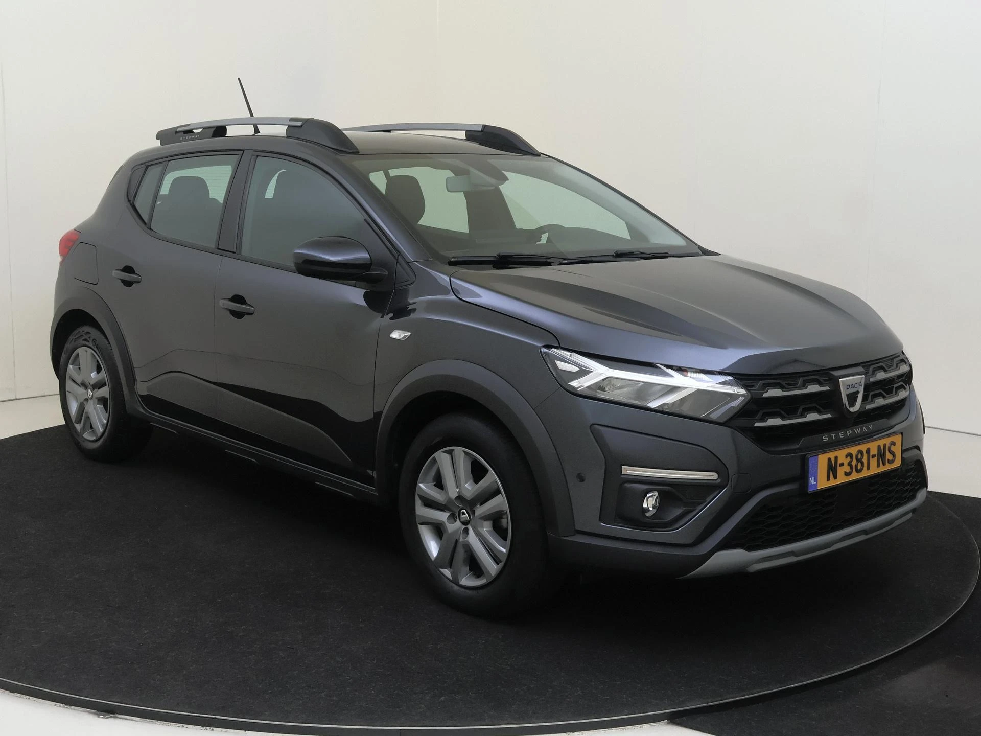 Dacia SanderoStepway met kenteken N-381-NS – autofoto 3