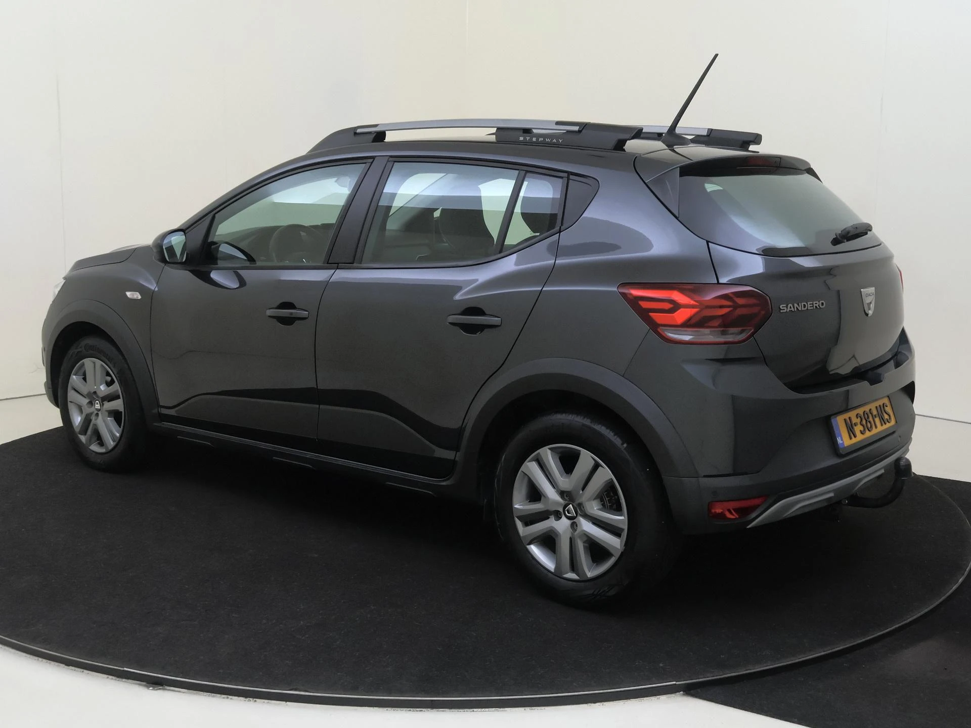 Dacia SanderoStepway met kenteken N-381-NS – autofoto 4