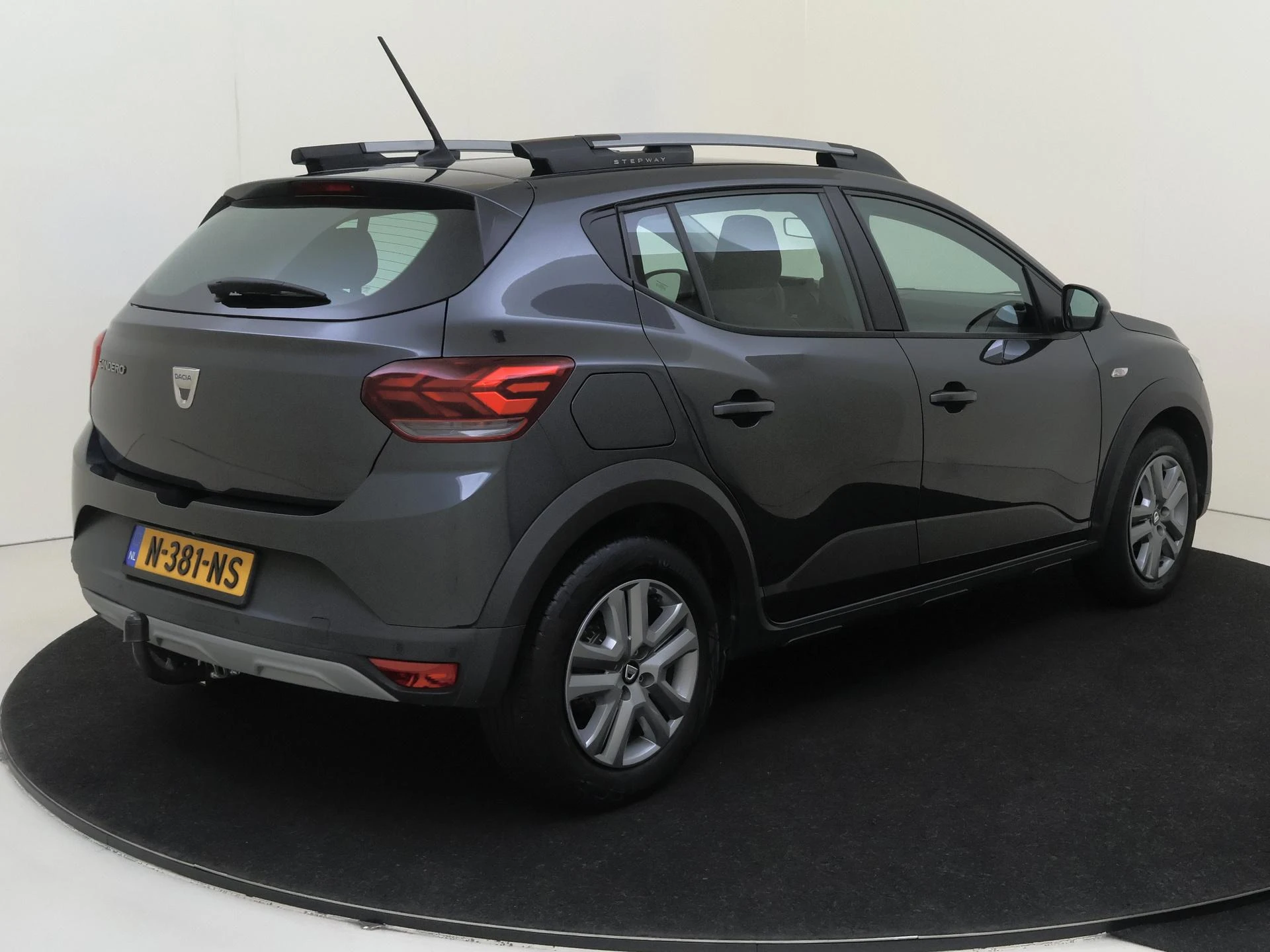 Dacia SanderoStepway met kenteken N-381-NS – autofoto 5