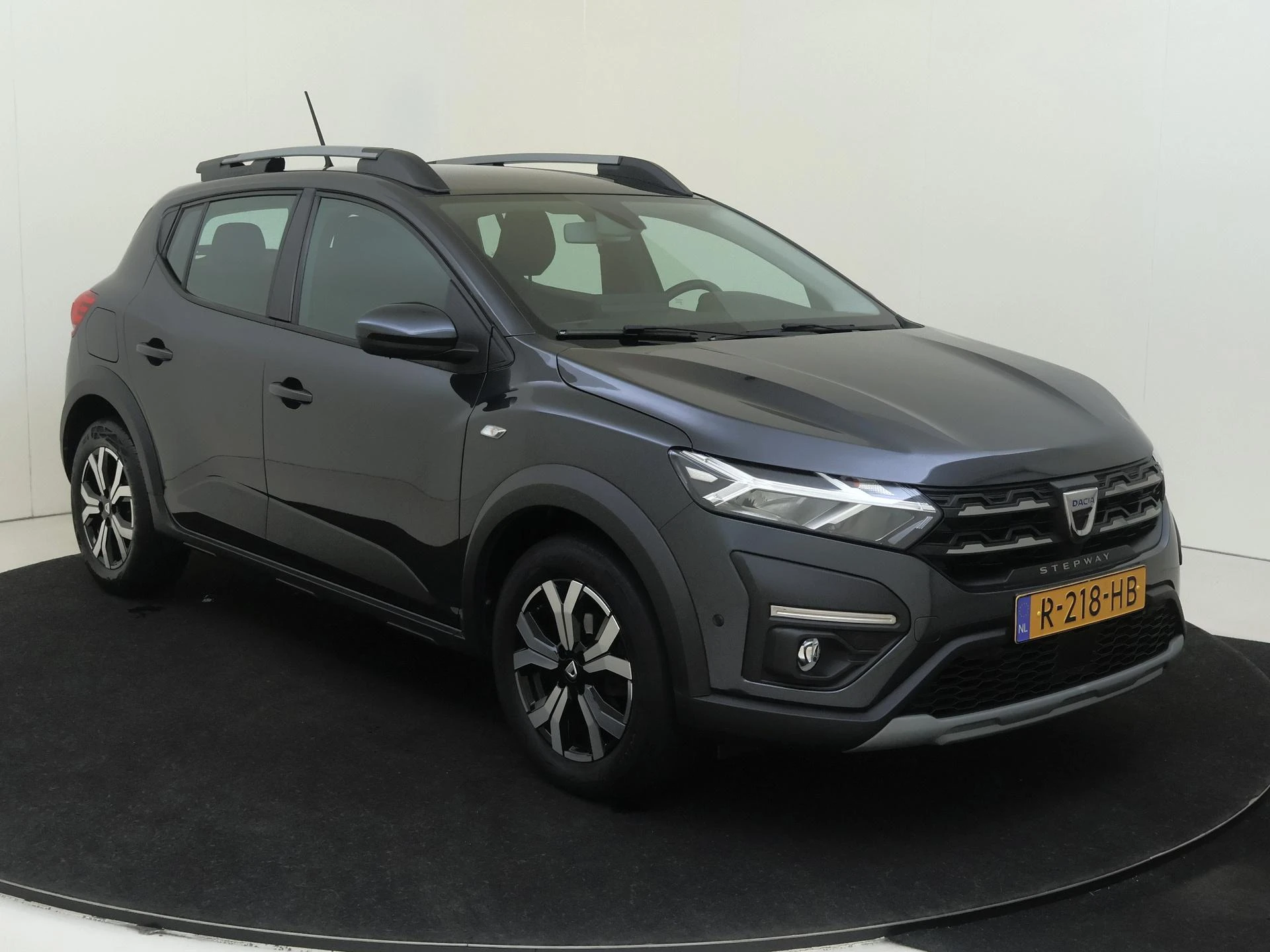 Dacia SanderoStepway met kenteken R-218-HB – autofoto 3
