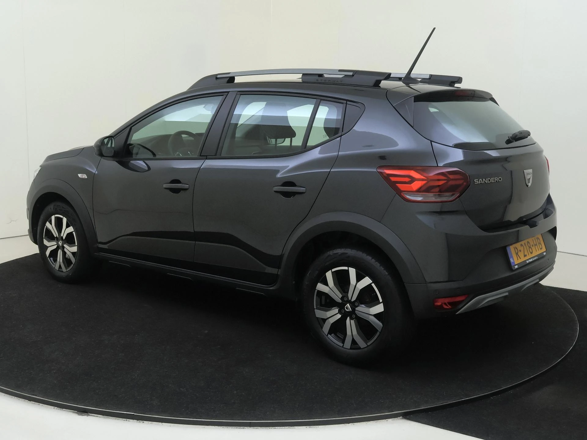 Dacia SanderoStepway met kenteken R-218-HB – autofoto 4