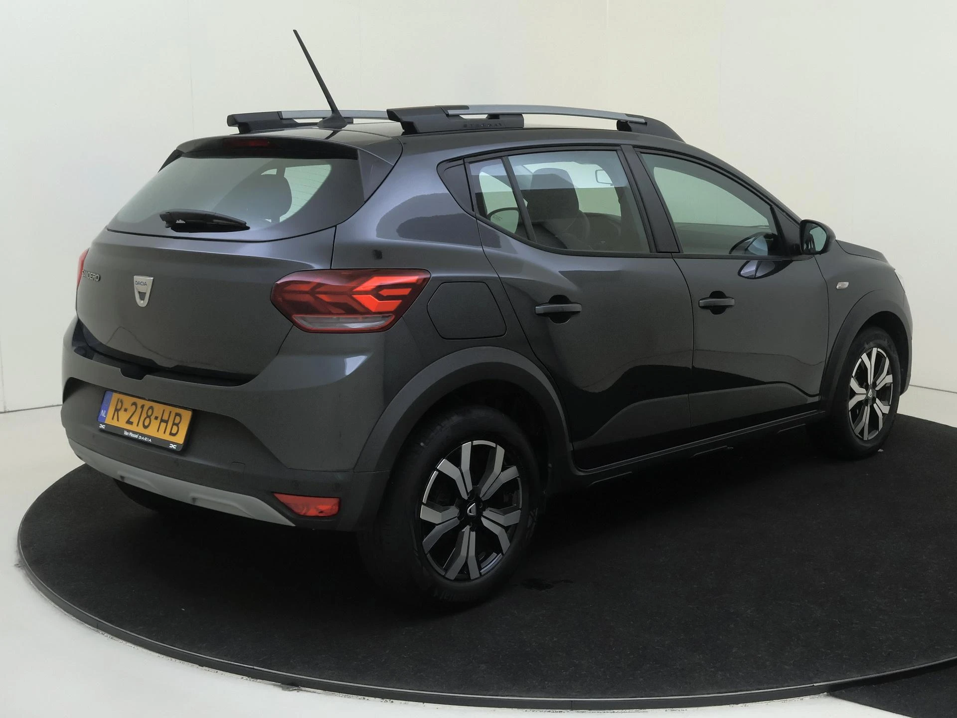 Dacia SanderoStepway met kenteken R-218-HB – autofoto 5