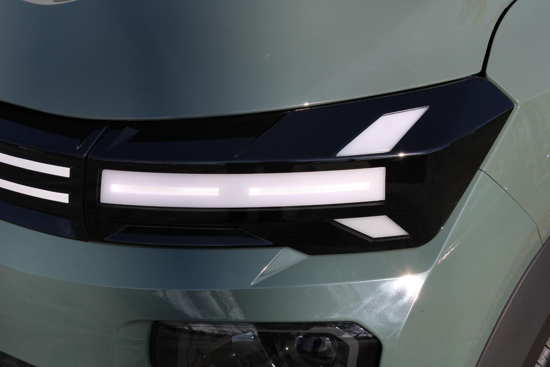 Dacia Spring met kenteken JZS-32-B – autofoto 5