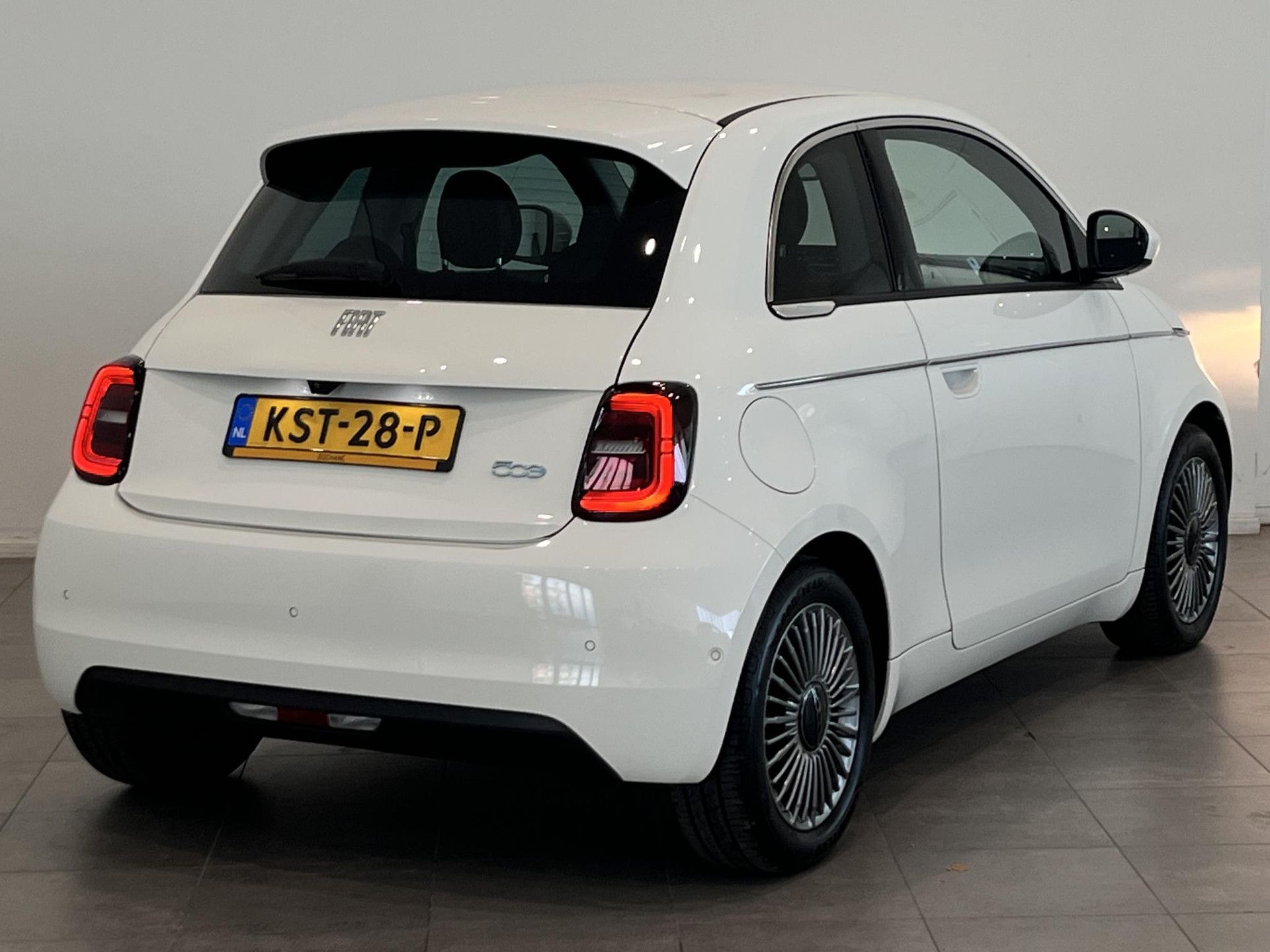 Fiat 500 met kenteken KST-28-P – autofoto 2
