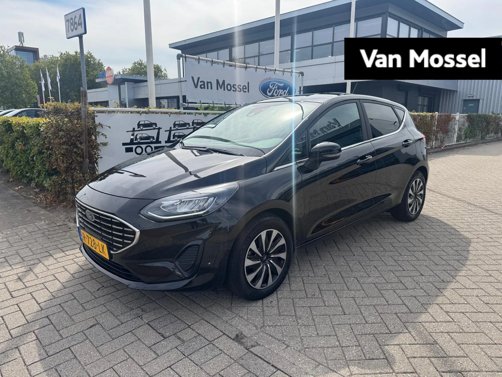Ford Fiesta met kenteken R-728-LK – autofoto 2