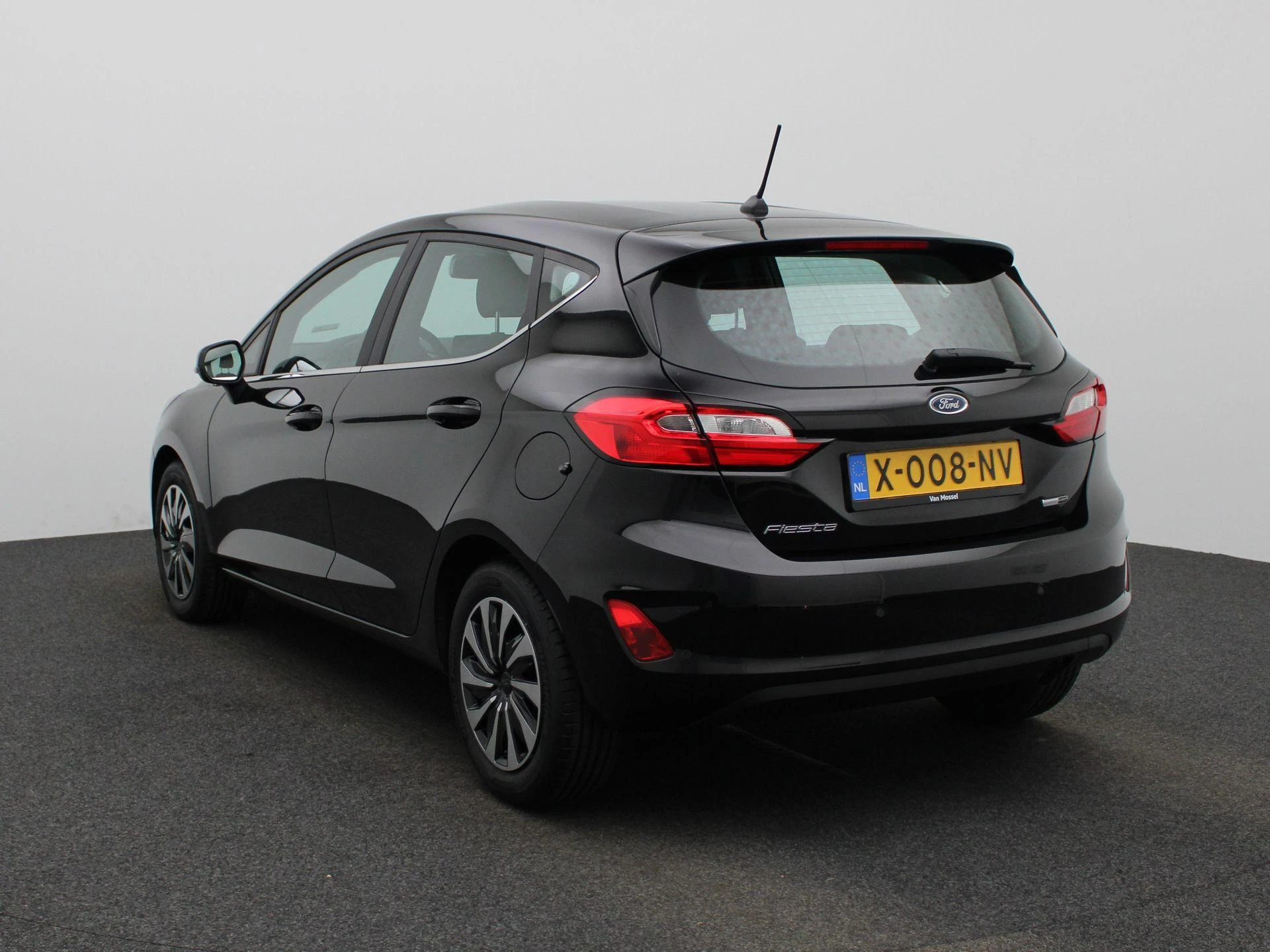 Ford Fiesta met kenteken X-008-NV – autofoto 3