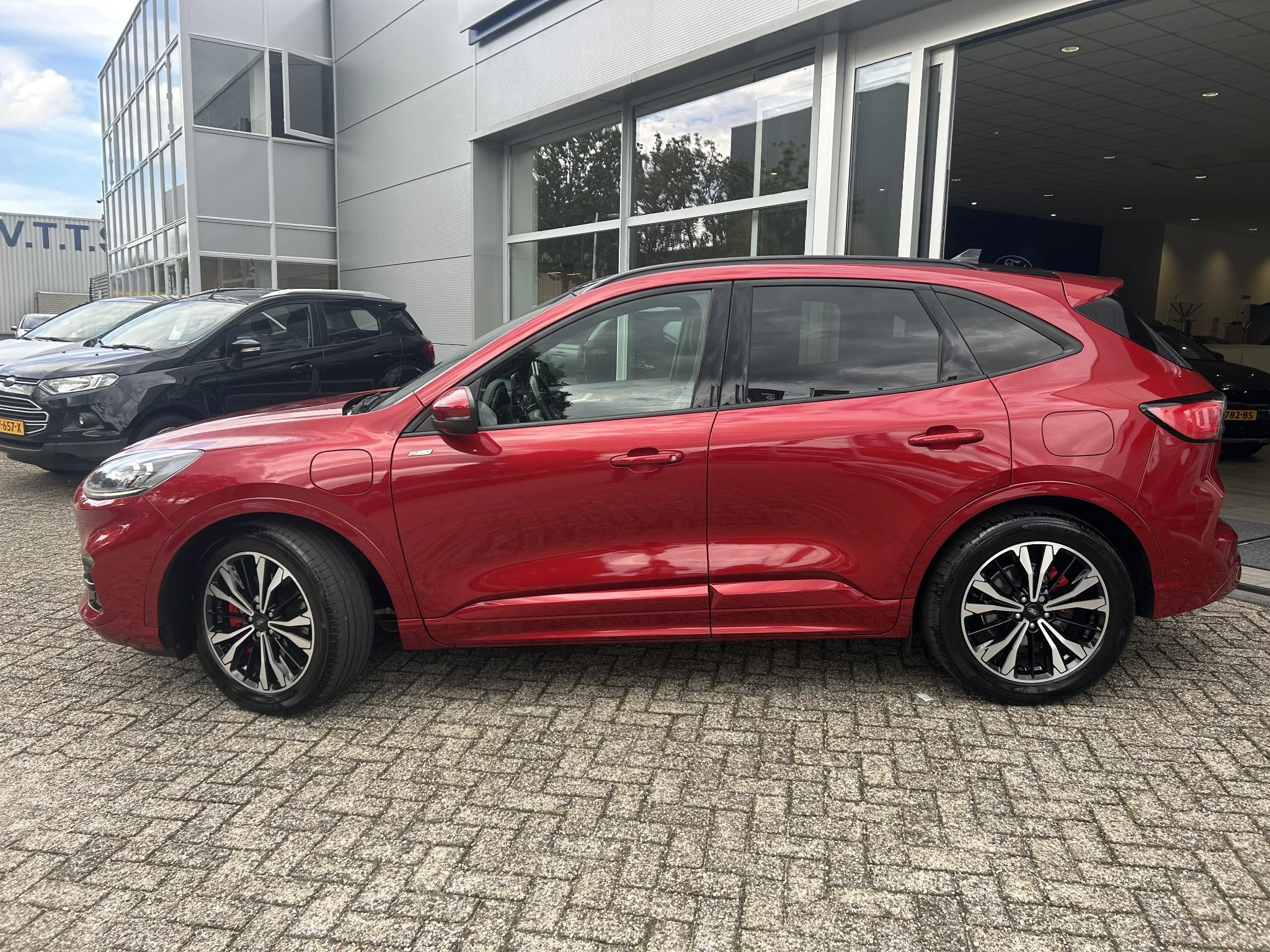 Ford Kuga met kenteken 12100 – autofoto 4