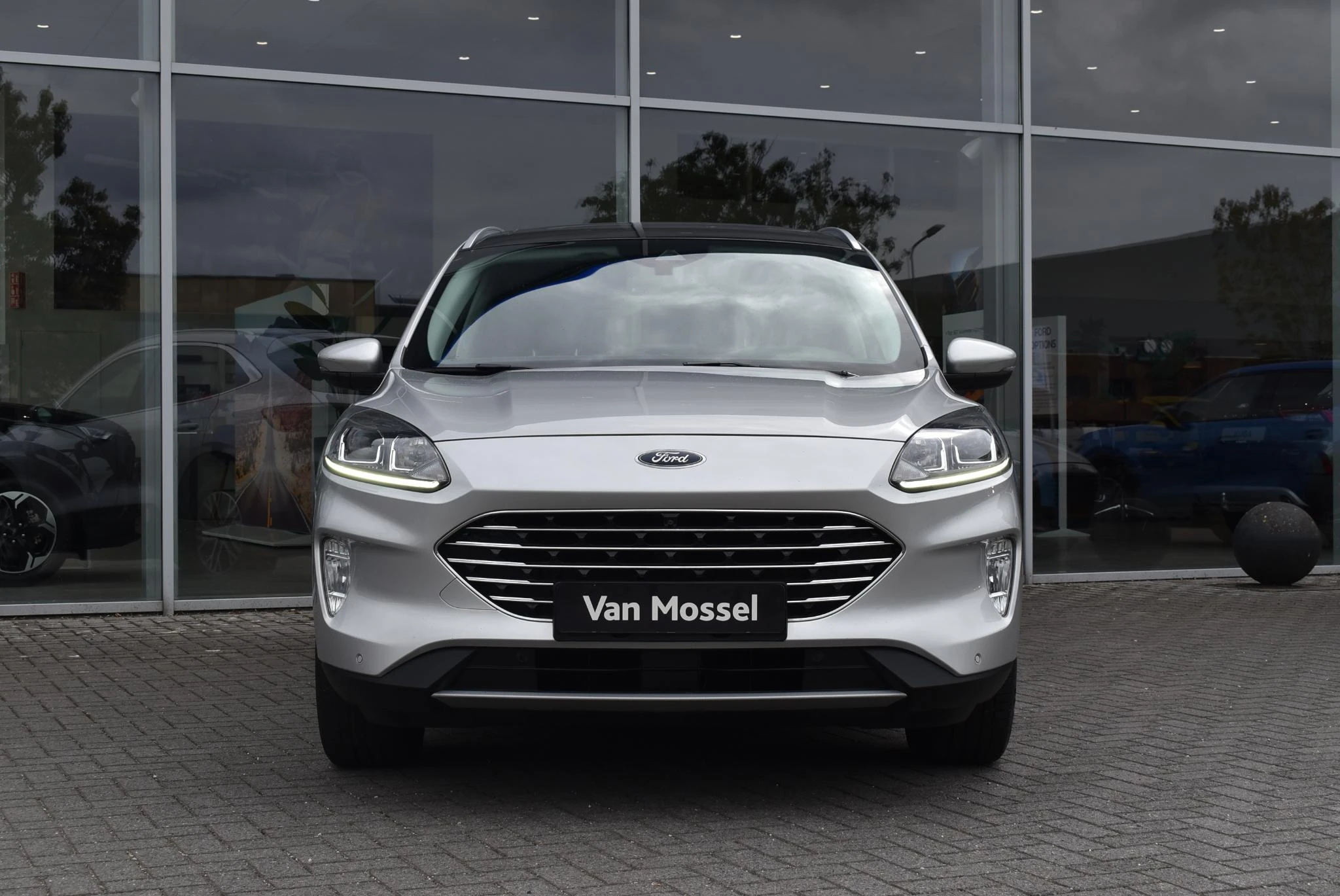 Ford Kuga met kenteken 12100 – autofoto 4