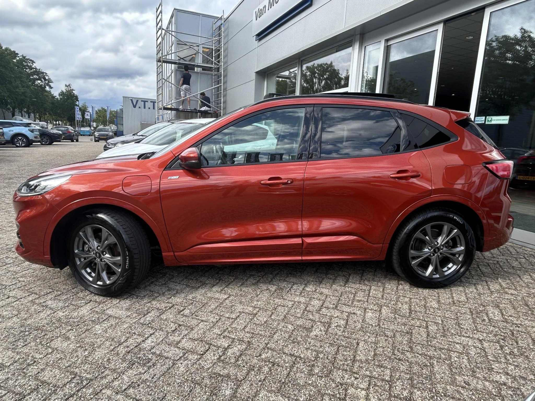 Ford Kuga met kenteken 12100 – autofoto 4