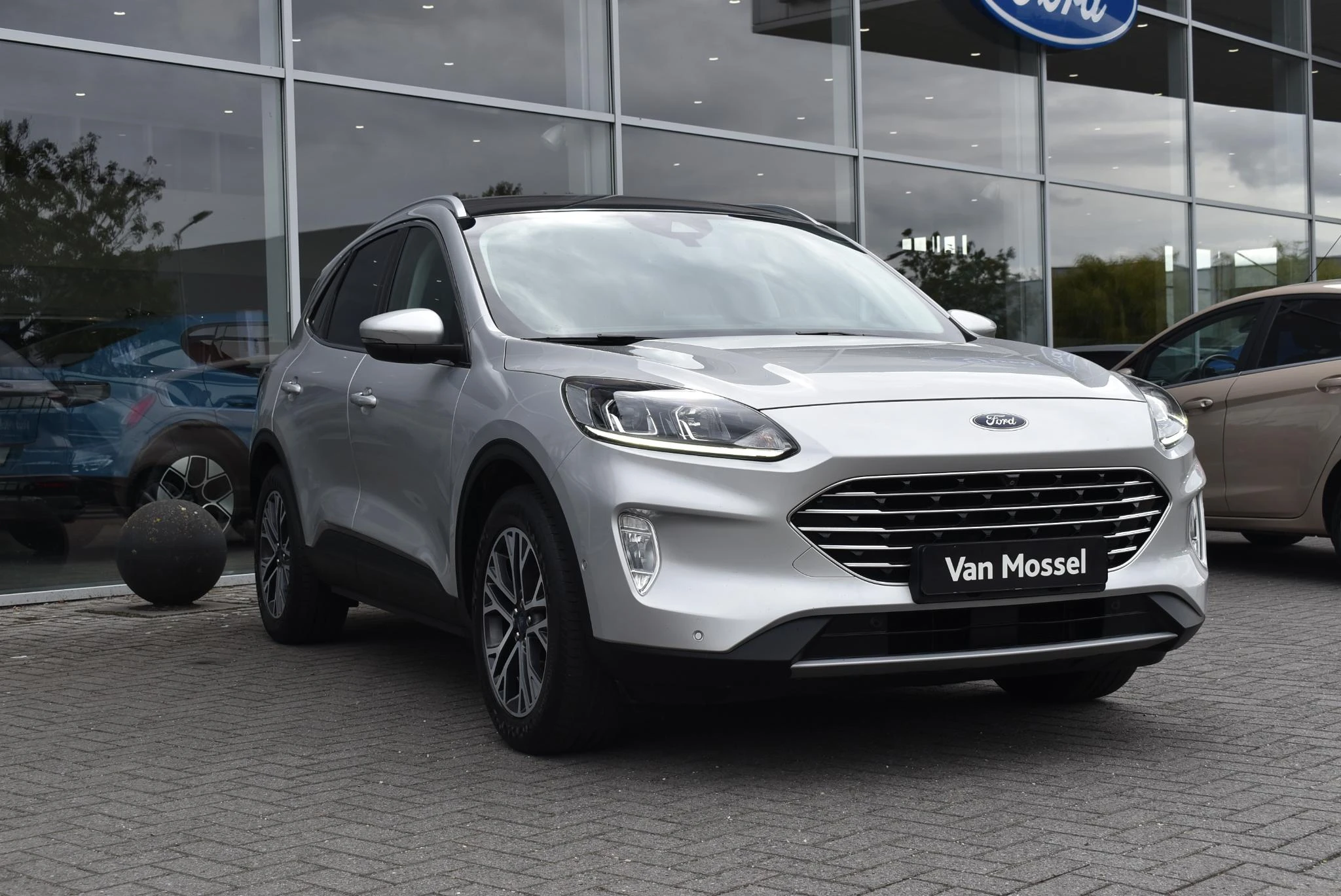 Ford Kuga met kenteken 12100 – autofoto 5