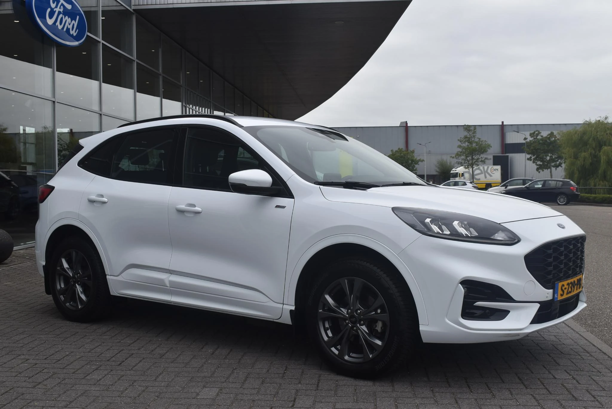 Ford Kuga met kenteken 14100 – autofoto 5