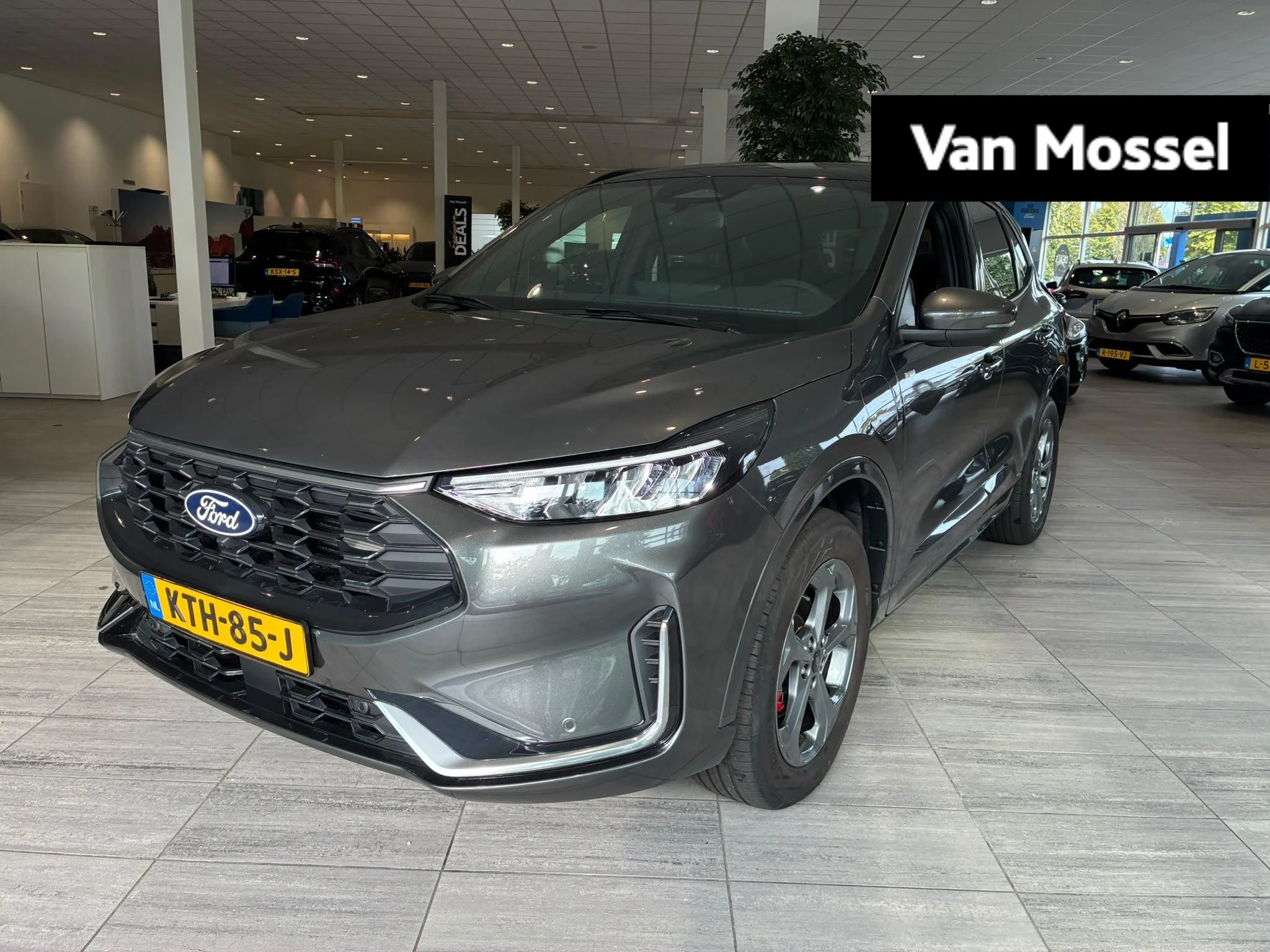 Ford Kuga met kenteken 28100 – autofoto 2