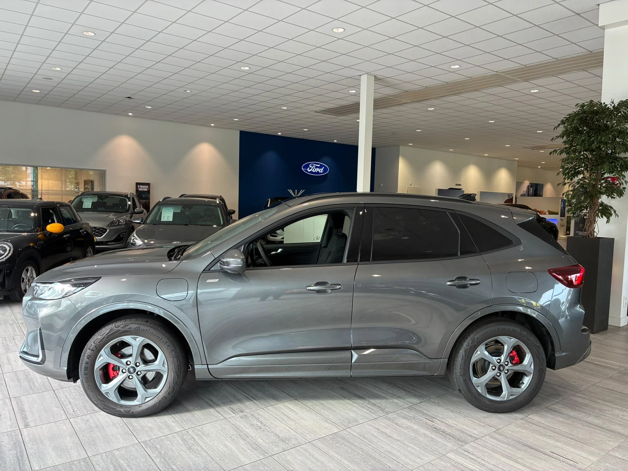 Ford Kuga met kenteken 28100 – autofoto 4