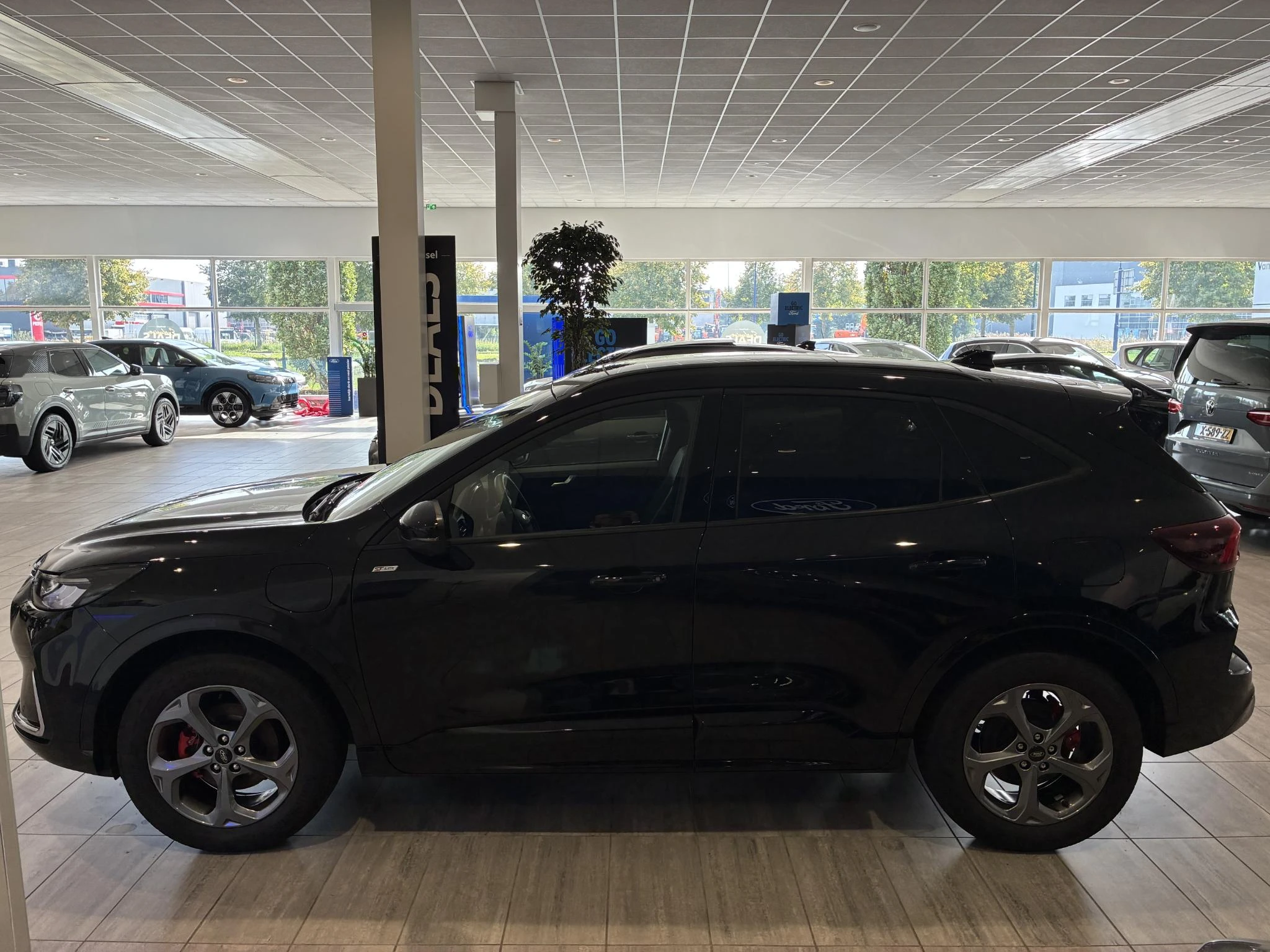 Ford Kuga met kenteken 28100 – autofoto 4