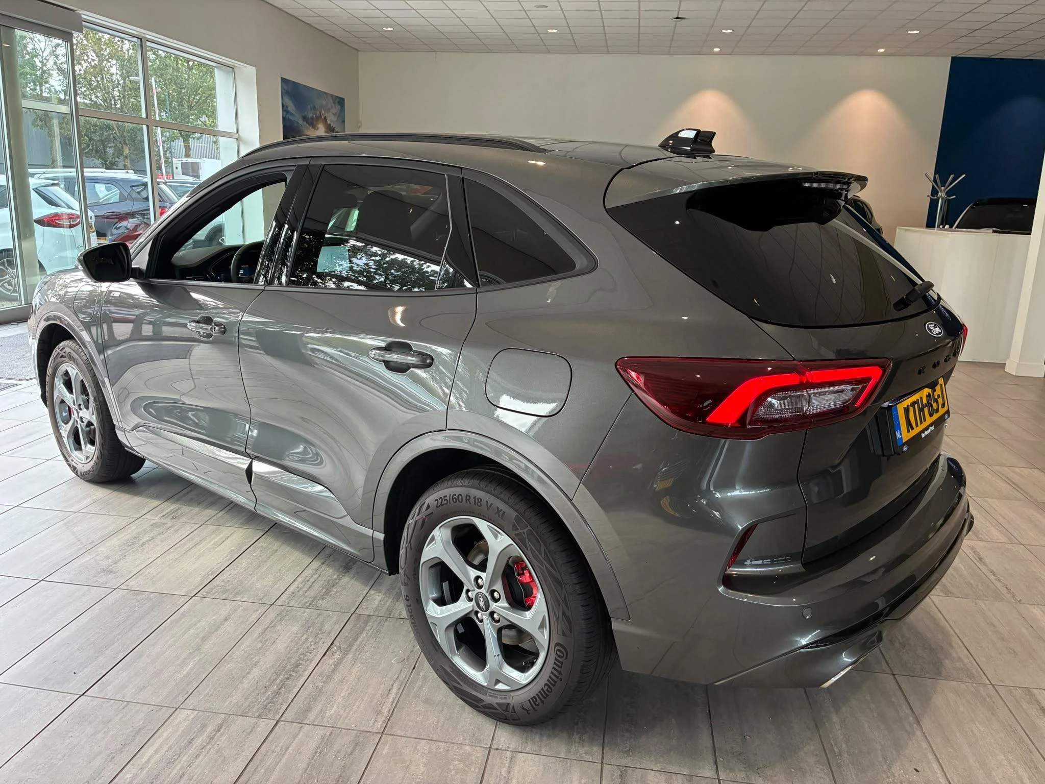 Ford Kuga met kenteken 28100 – autofoto 5